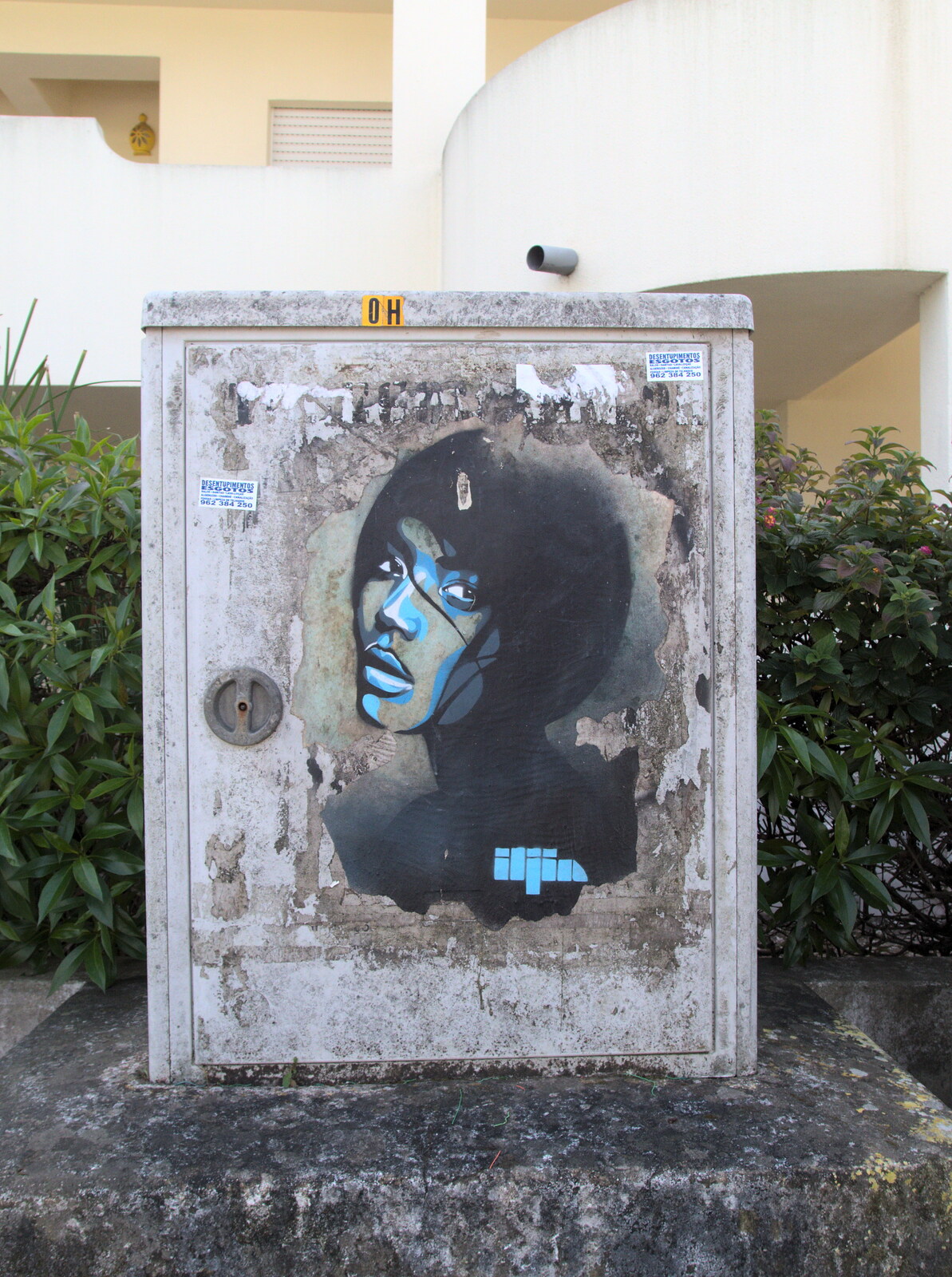 Street art on some comms cabinet from A Trip to Albufeira: The Hotel Paraiso, Portugal - 3rd April 2016