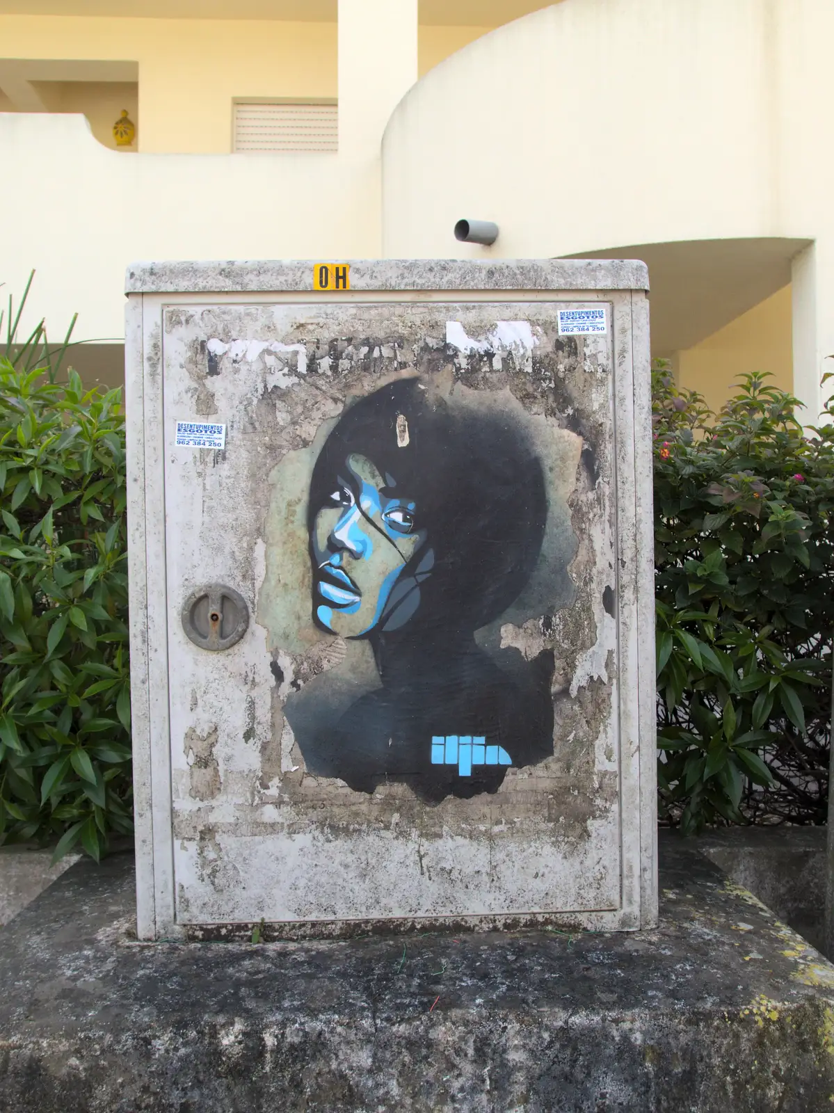 Street art on some comms cabinet, from A Trip to Albufeira: The Hotel Paraiso, Portugal - 3rd April 2016