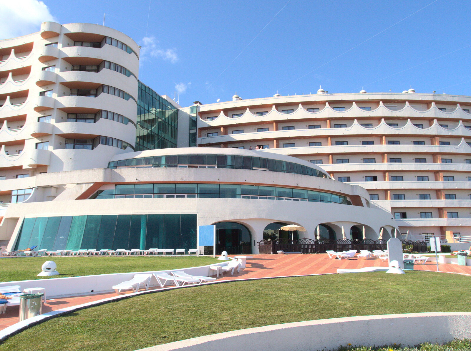 The edefice that is the Hotel Paraiso do Albufeira from A Trip to Albufeira: The Hotel Paraiso, Portugal - 3rd April 2016