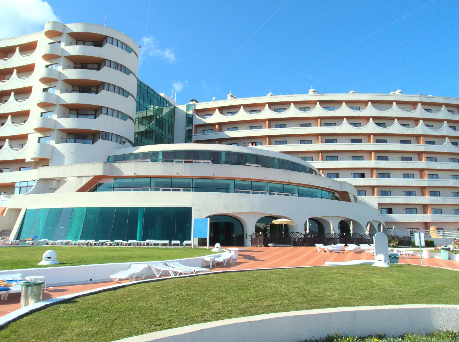 The edefice that is the Hotel Paraiso do Albufeira, from A Trip to Albufeira: The Hotel Paraiso, Portugal - 3rd April 2016