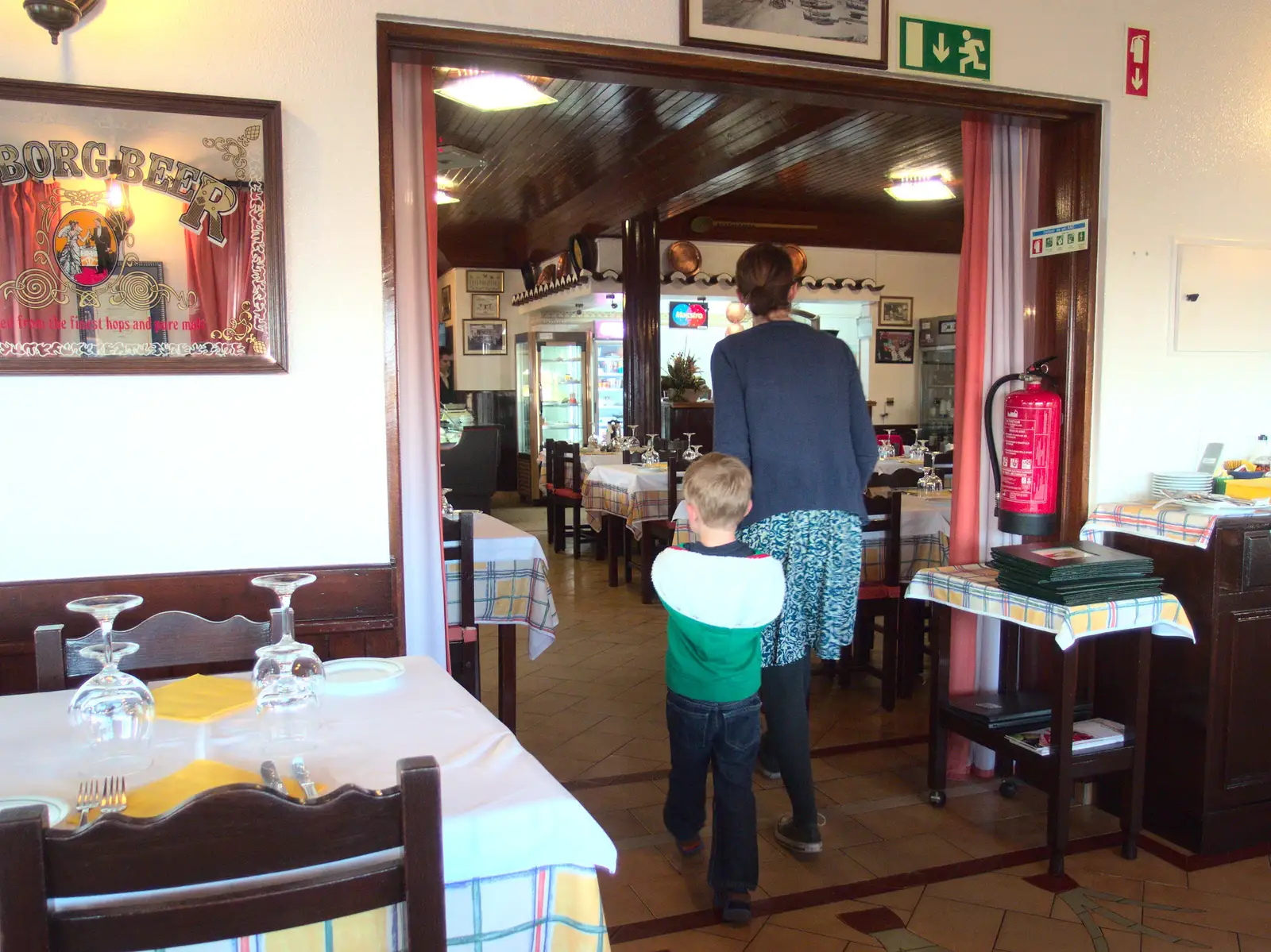 Harry and Isobel in the Tres Palmeiras restaurant, from A Trip to Albufeira: The Hotel Paraiso, Portugal - 3rd April 2016