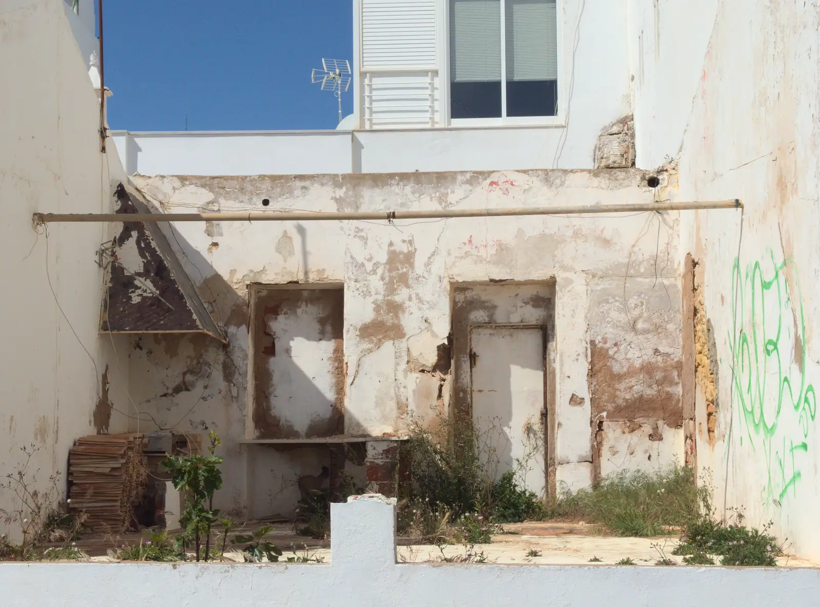 The remains of the inside of a building, from Last Days and the Journey Home, Albufeira, Portugal - 9th April 2016