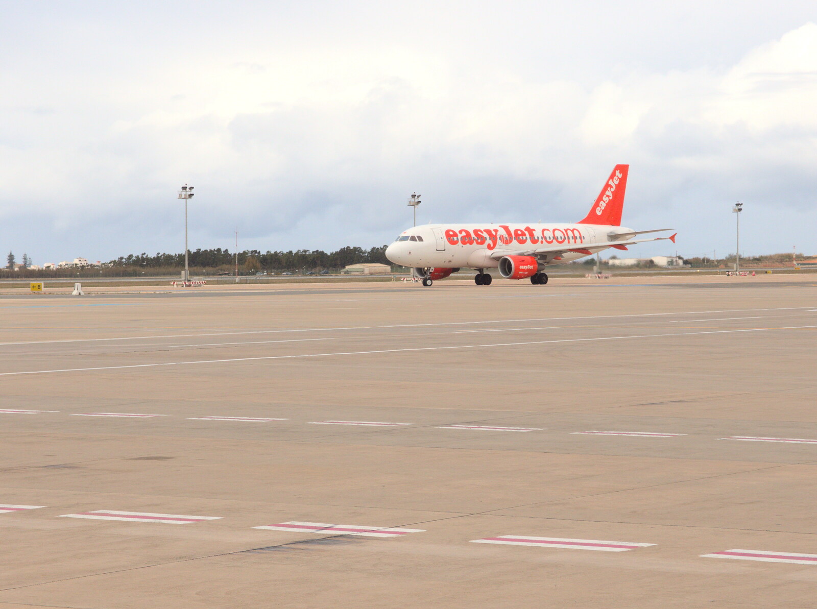 An Easyjet 737 on the apron from Last Days and the Journey Home, Albufeira, Portugal - 9th April 2016