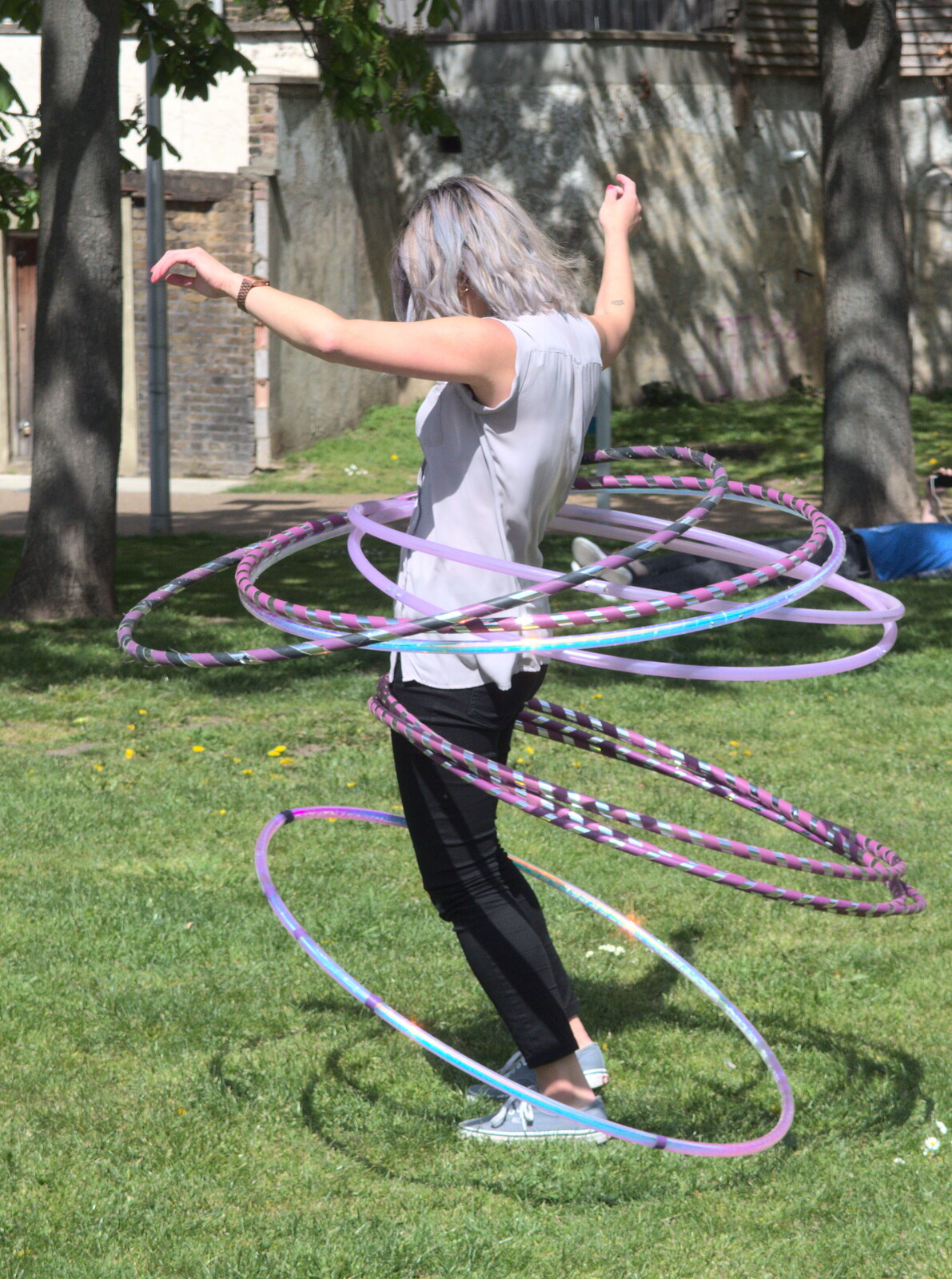 Kah-Mun shows how it's done with eight hoops from The BSCC at the Hoxne Swan, and Mint Street Hula, Suffolk and London - 4th May 2016