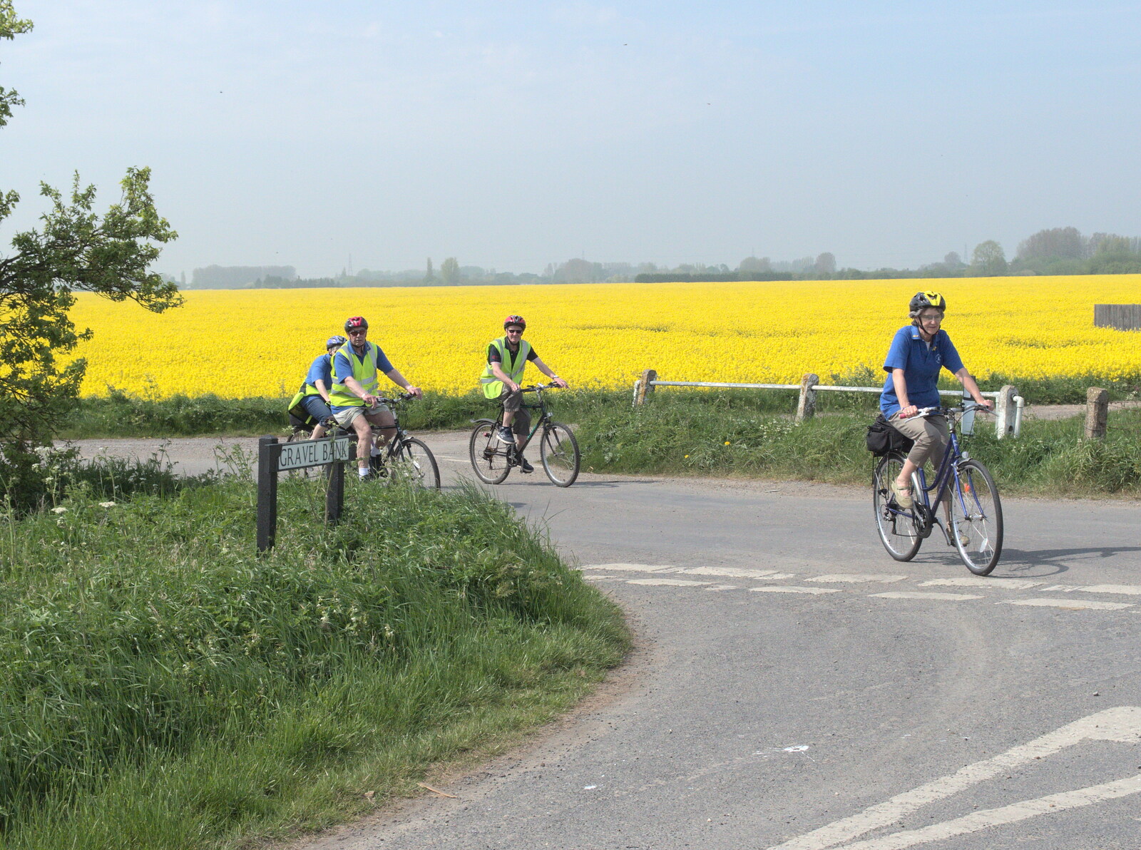 The bike club turns right onto Gravel Bank from The BSCC Cycling Weekender, Outwell, West Norfolk - 7th May 2016