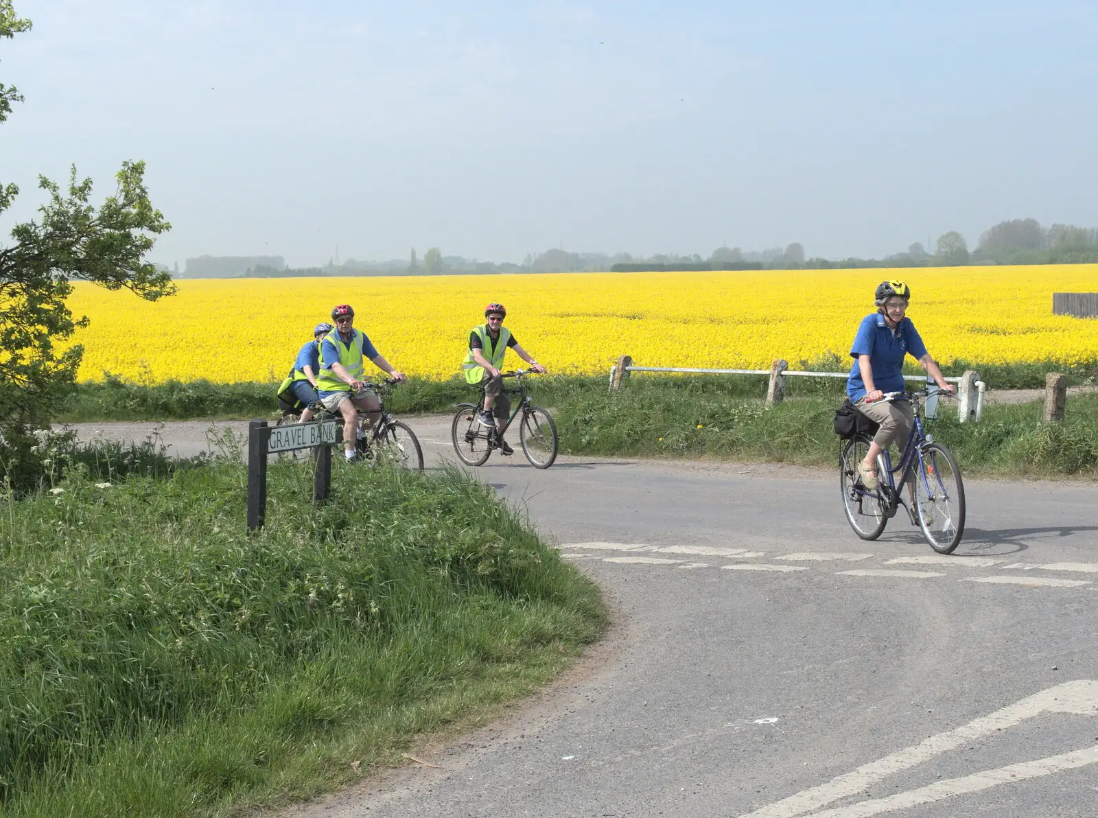 The bike club turns right onto Gravel Bank, from The BSCC Cycling Weekender, Outwell, West Norfolk - 7th May 2016