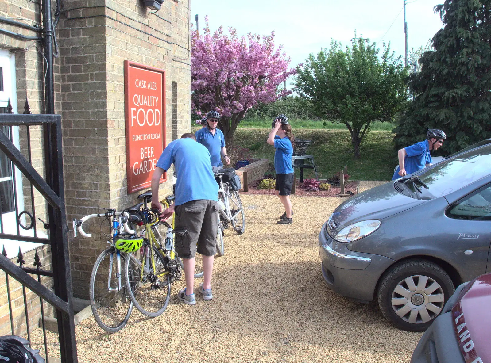 We head off from The Heron, from The BSCC Cycling Weekender, Outwell, West Norfolk - 7th May 2016