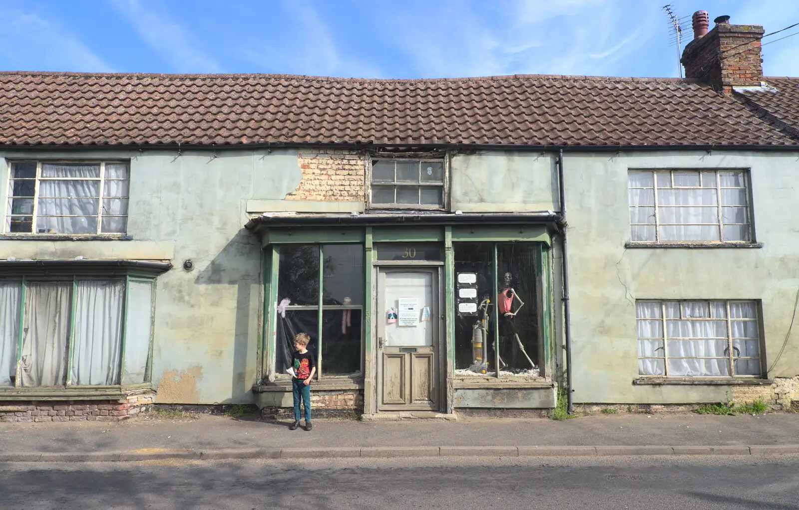 Fred and the derelict shop, from The BSCC Cycling Weekender, Outwell, West Norfolk - 7th May 2016