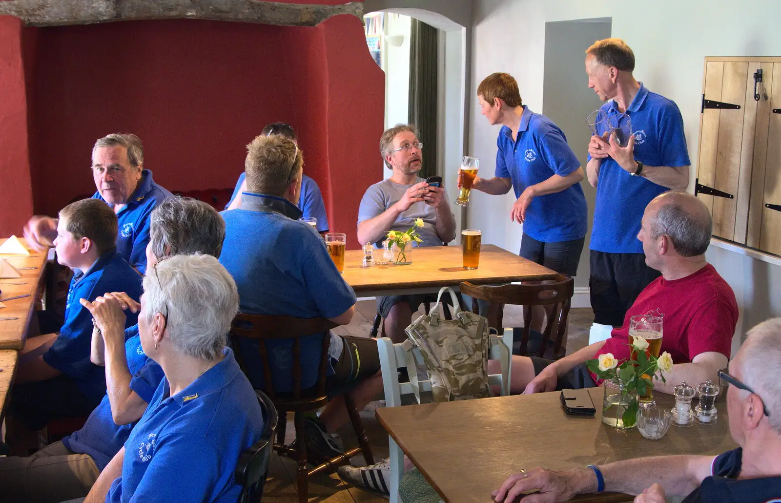 More bike-club mingling, from The BSCC Cycling Weekender, Outwell, West Norfolk - 7th May 2016