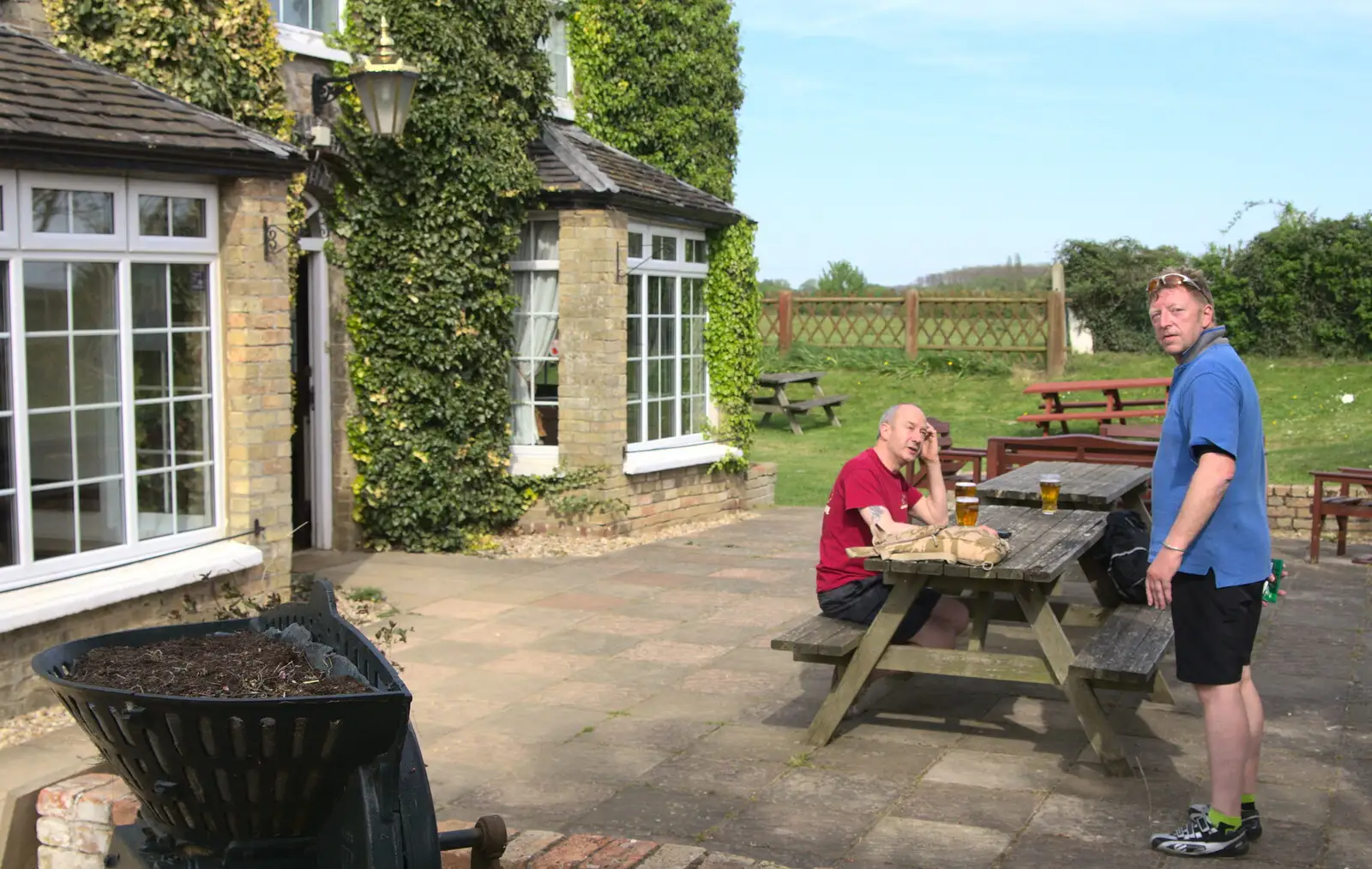 DH and Gaz at The Heron, from The BSCC Cycling Weekender, Outwell, West Norfolk - 7th May 2016