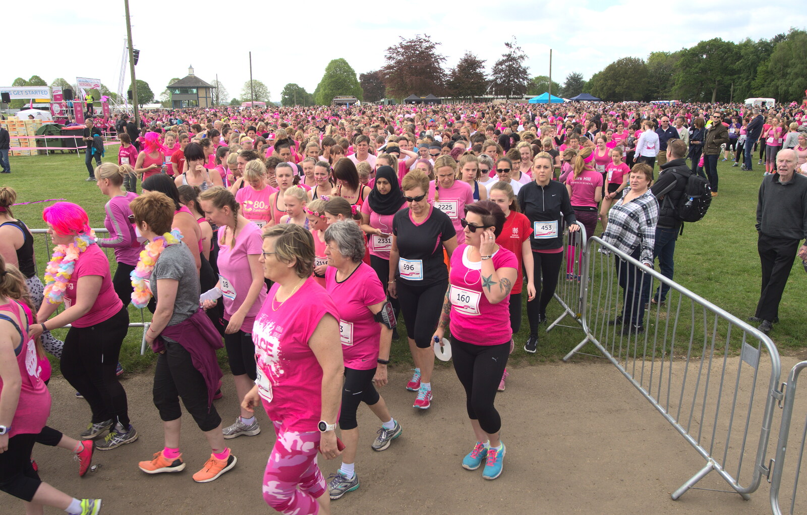 A mass of runners and walkers moves to the start from Isobel's Race for Life, Costessey, Norwich - 15th May 2016