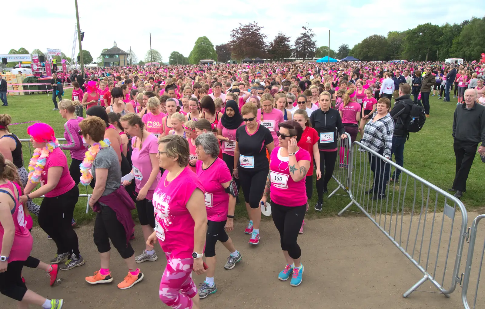 A mass of runners and walkers moves to the start, from Isobel's Race for Life, Costessey, Norwich - 15th May 2016