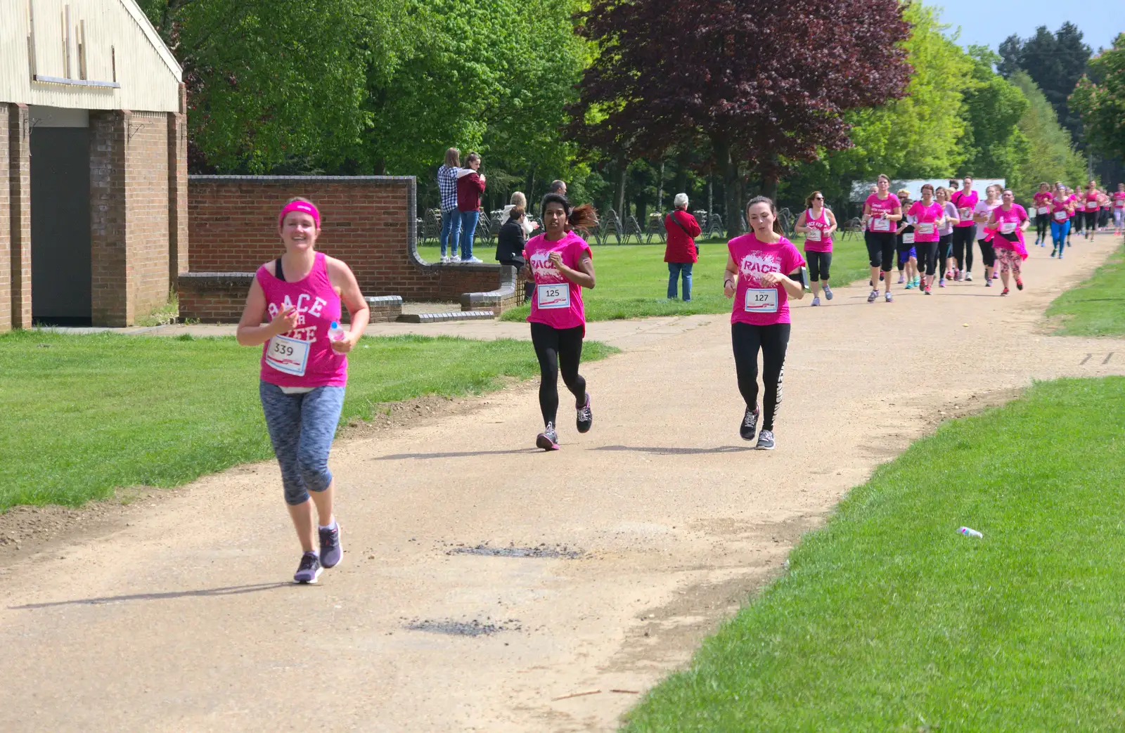 A throng of runners comes up to the 7k mark, from Isobel's Race for Life, Costessey, Norwich - 15th May 2016