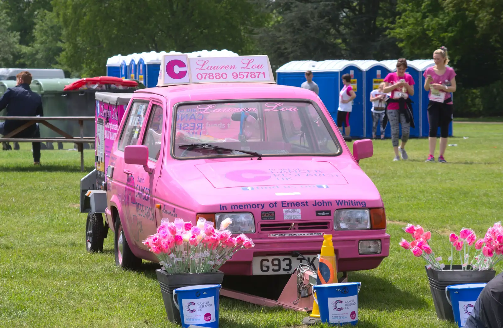 A very pink Reliant, from Isobel's Race for Life, Costessey, Norwich - 15th May 2016