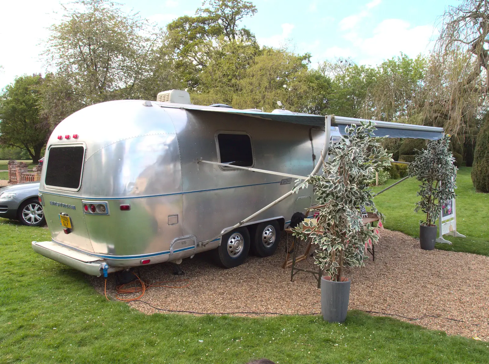 An Airstream caravan is a mobile studio, from The BBs at New Buckeham, and Beers at Katzenjammer's, London - 16th May 2016