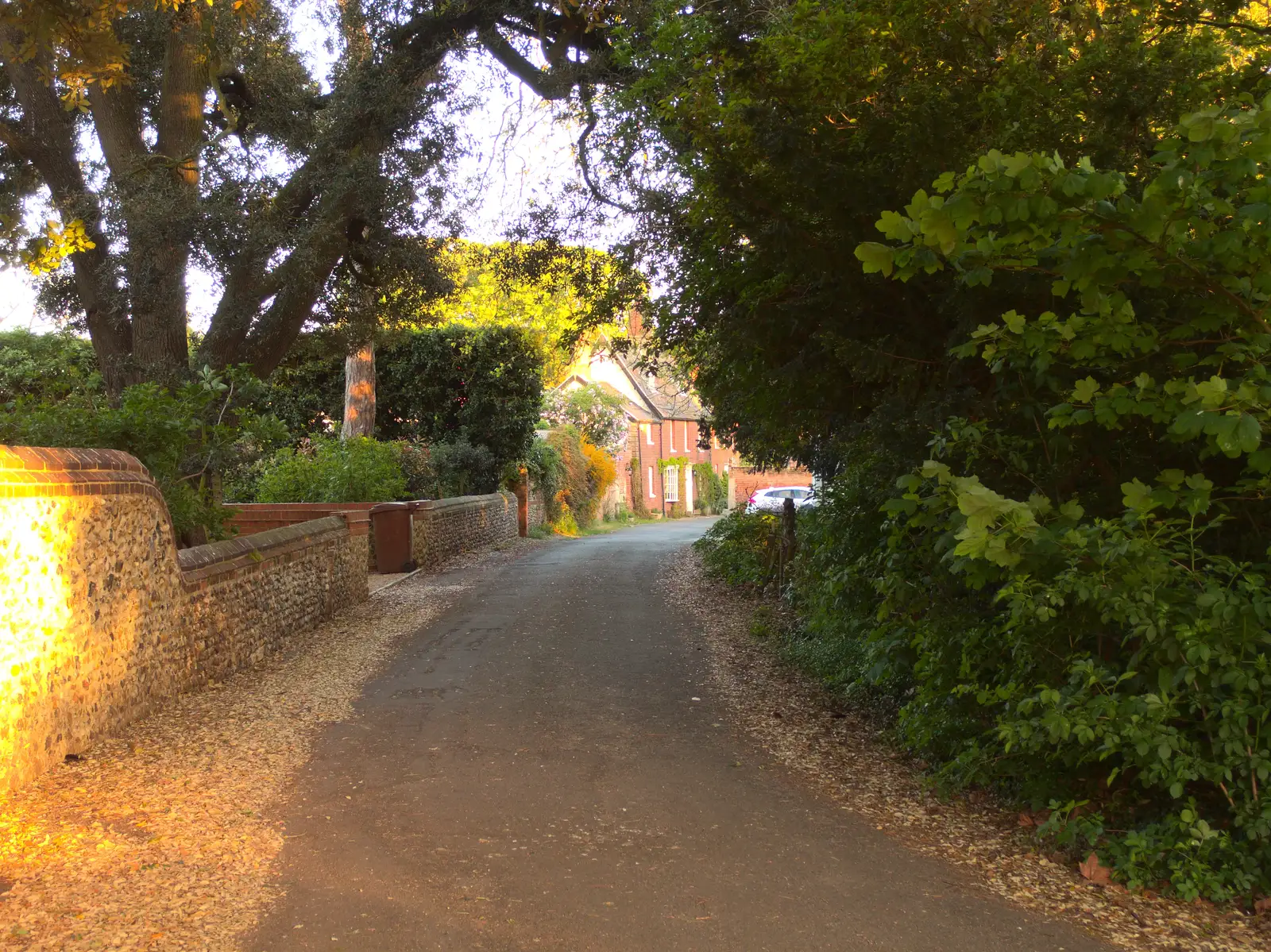 The road to the church, from The BBs at New Buckeham, and Beers at Katzenjammer's, London - 16th May 2016