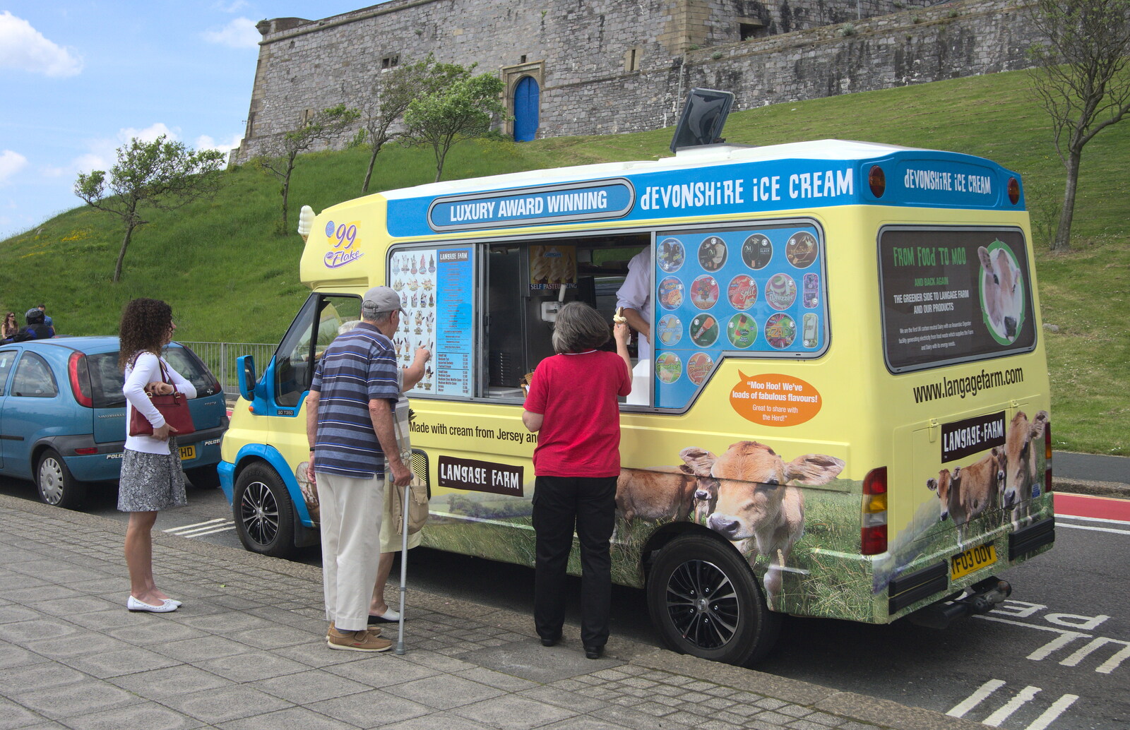The queues have died down at the ice cream van from A Tamar River Trip, Plymouth, Devon - 30th May 2016