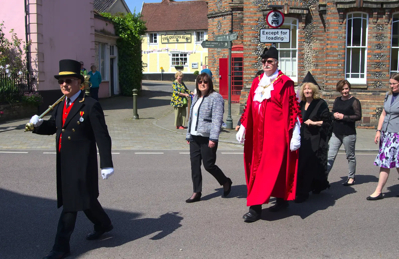 The mayor heads off, from A Trip to the Office and the Mayor-Making Parade, Eye, Suffolk - 4th June 2016