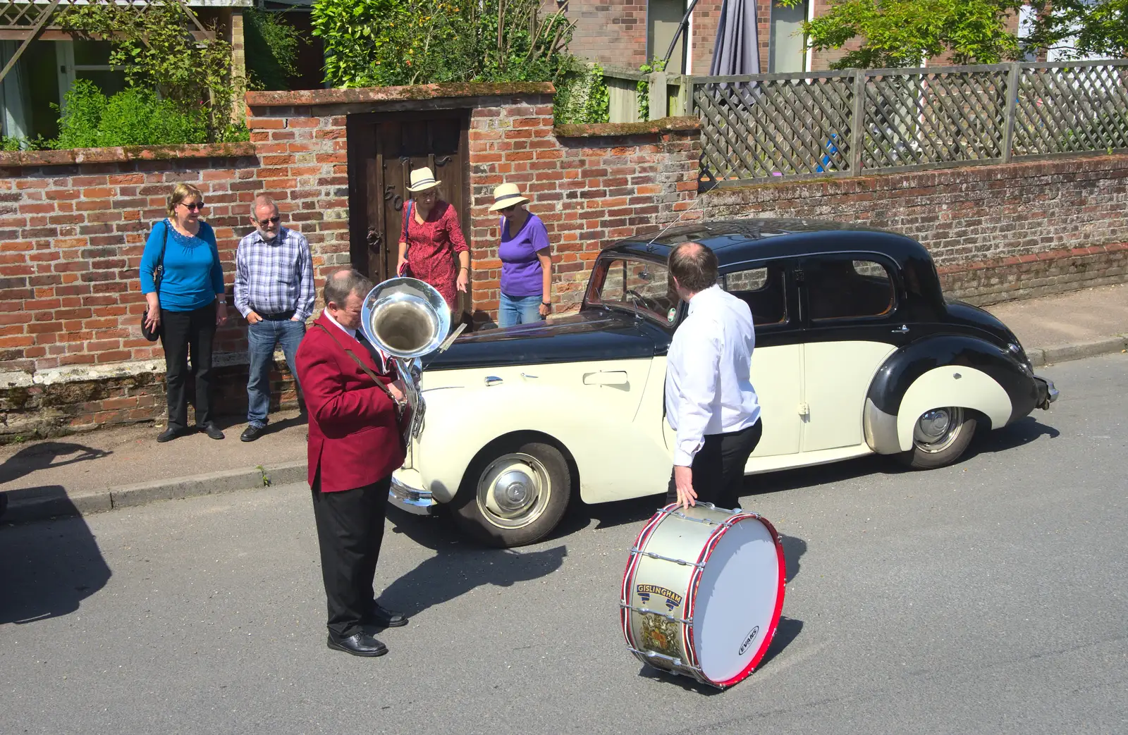 The GSB takes a break near an old Roller, from A Trip to the Office and the Mayor-Making Parade, Eye, Suffolk - 4th June 2016