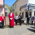 The mayor hangs around by Dunnett's, A Trip to the Office and the Mayor-Making Parade, Eye, Suffolk - 4th June 2016