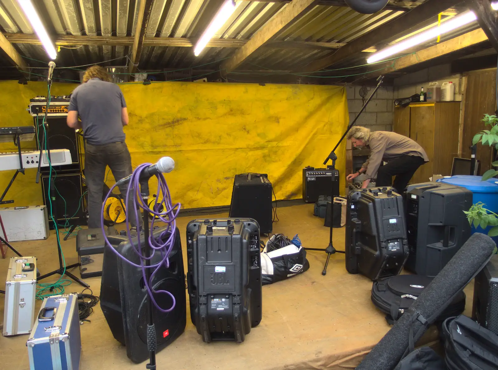 The band sets up, from The BBs at Fersfield, Norfolk - 11th June 2016