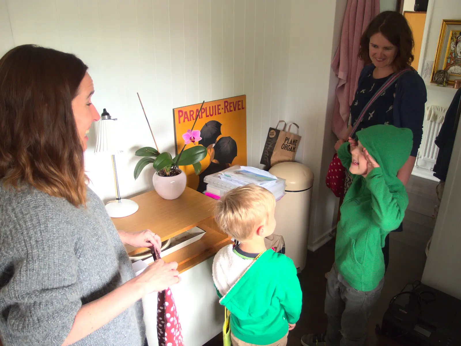 Everyone crams into the kitchen, from Caoimhe the Shoe's Desk, Highbury, London - 18th June 2016