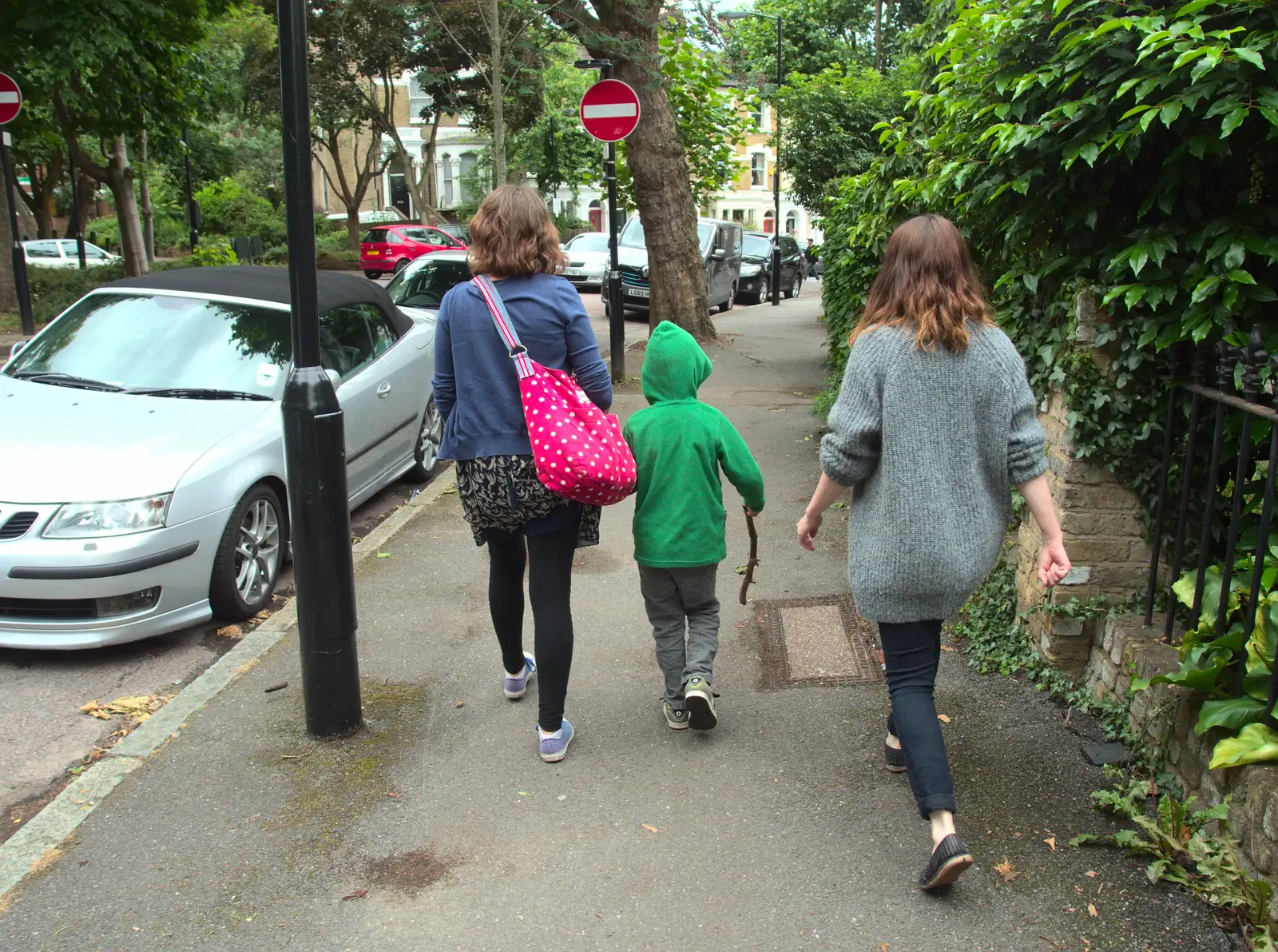 We head off to Highbury for pizza, from Caoimhe the Shoe's Desk, Highbury, London - 18th June 2016