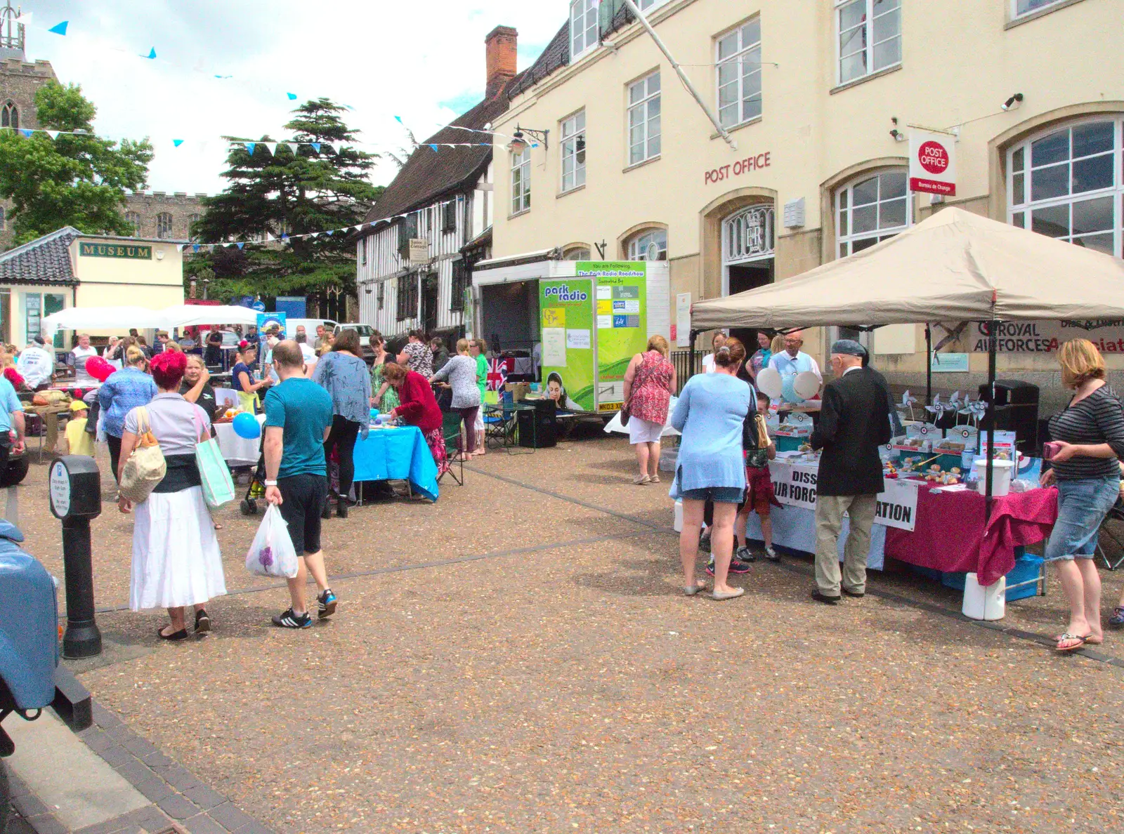 Market-place action in Diss, from A Trip to Norwich and Diss Markets, Norfolk - 25th June 2016