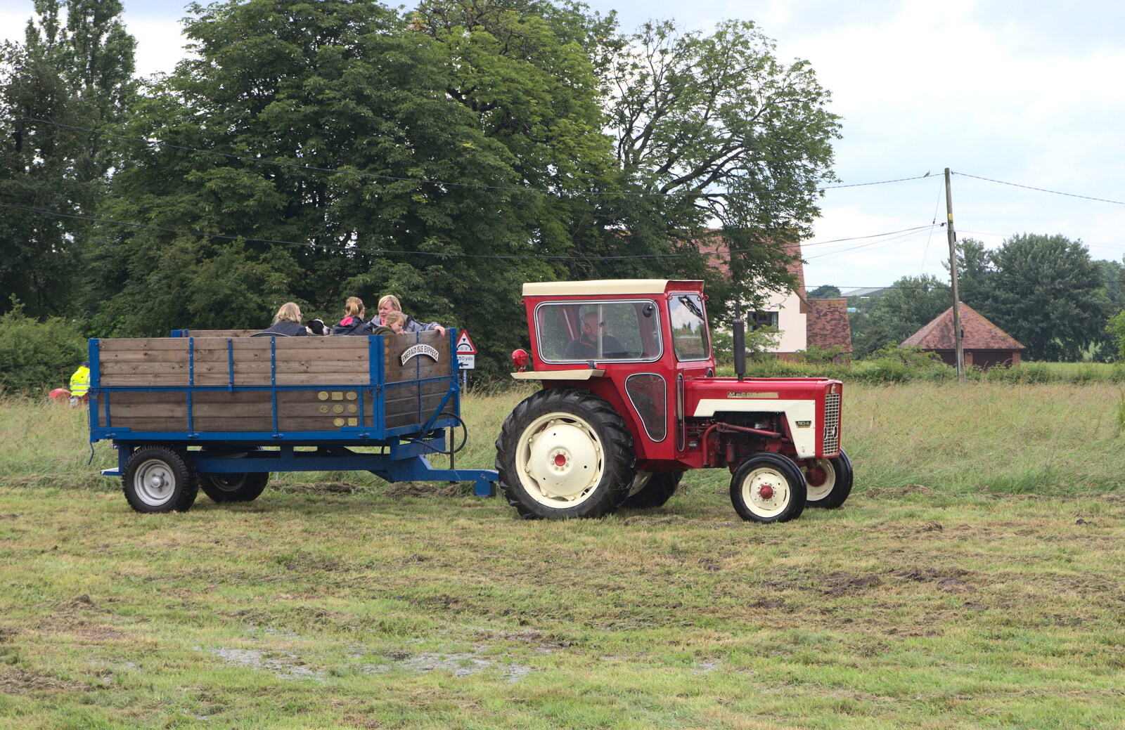 A tractor and trailer arrives from Thrandeston Pig, Little Green, Thrandeston, Suffolk - 26th June 2016