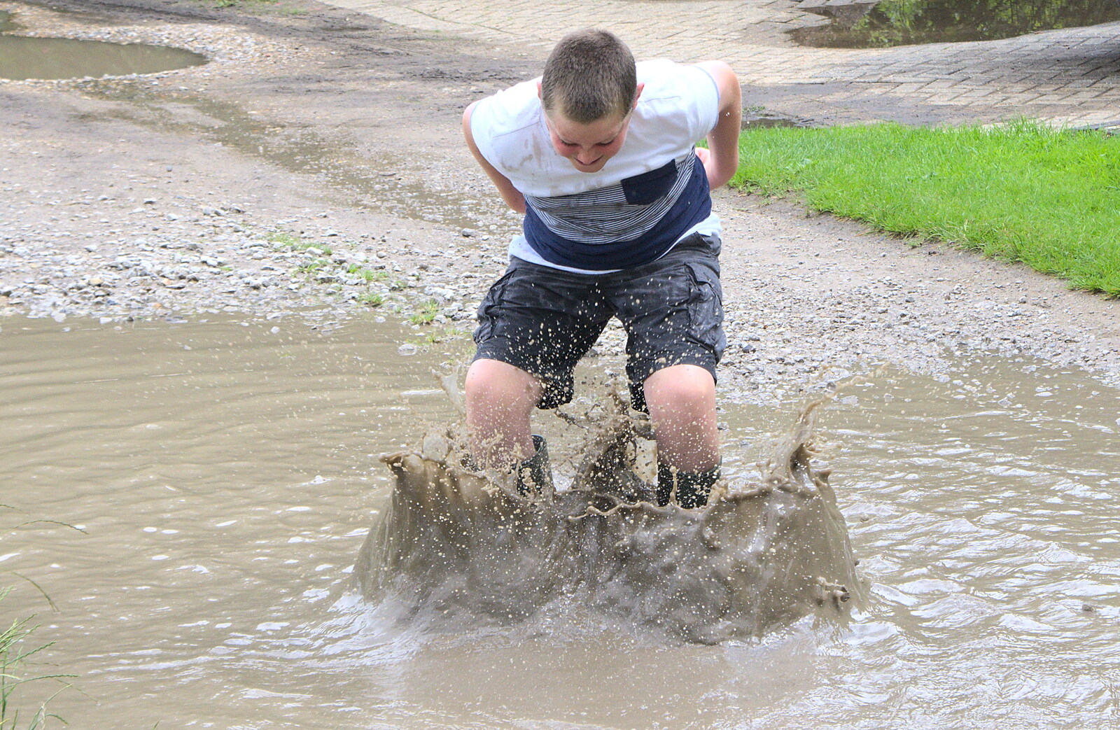 Matthew makes a splash from Thrandeston Pig, Little Green, Thrandeston, Suffolk - 26th June 2016