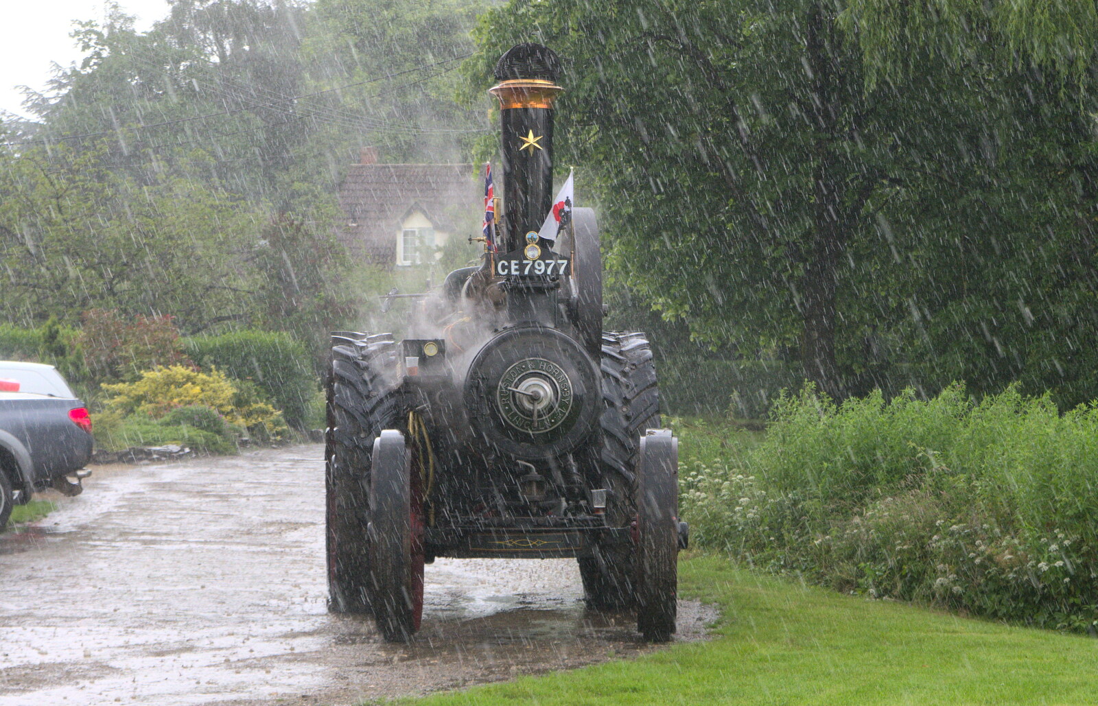 Oliver steams away in the rain from Thrandeston Pig, Little Green, Thrandeston, Suffolk - 26th June 2016
