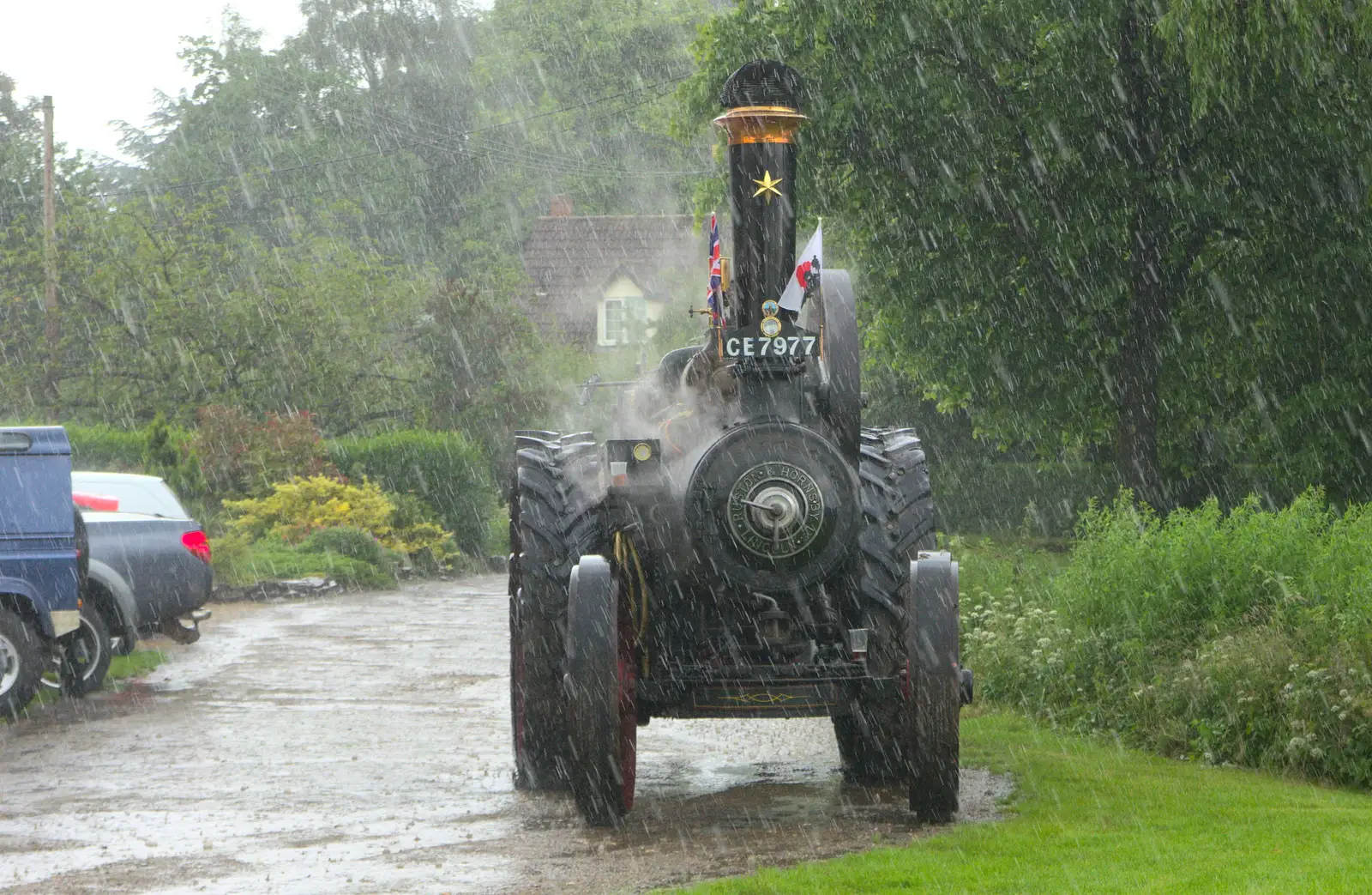 Oliver steams away in the rain, from Thrandeston Pig, Little Green, Thrandeston, Suffolk - 26th June 2016