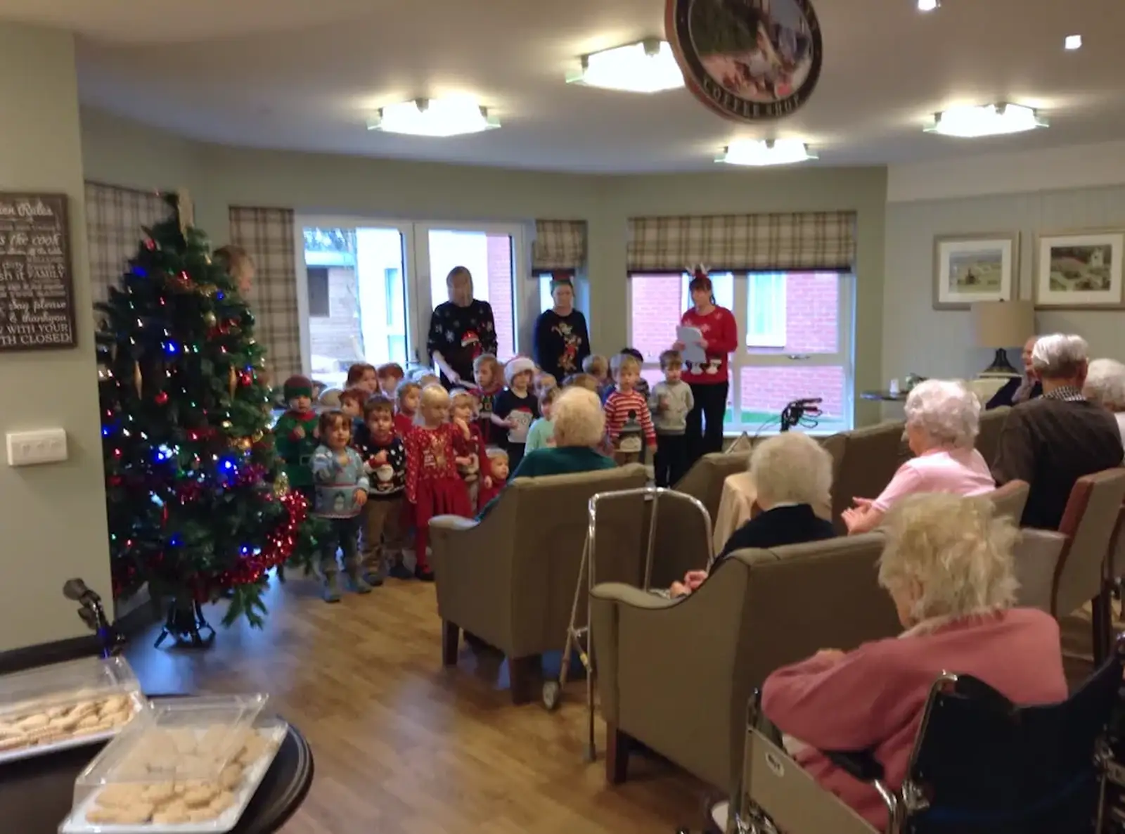 The children sing for the olds in Paddock House, from Harry's Nursery Life, Mulberry Bush, Eye, Suffolk - 8th July 2016