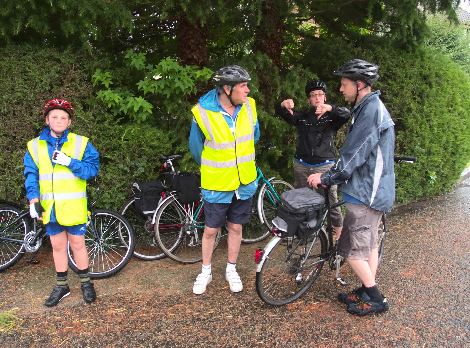 Suey gives the weather the thumbs down, from The BSCC at the Jolly Porter, Station Road, Diss, Norfolk - 28th July 2016