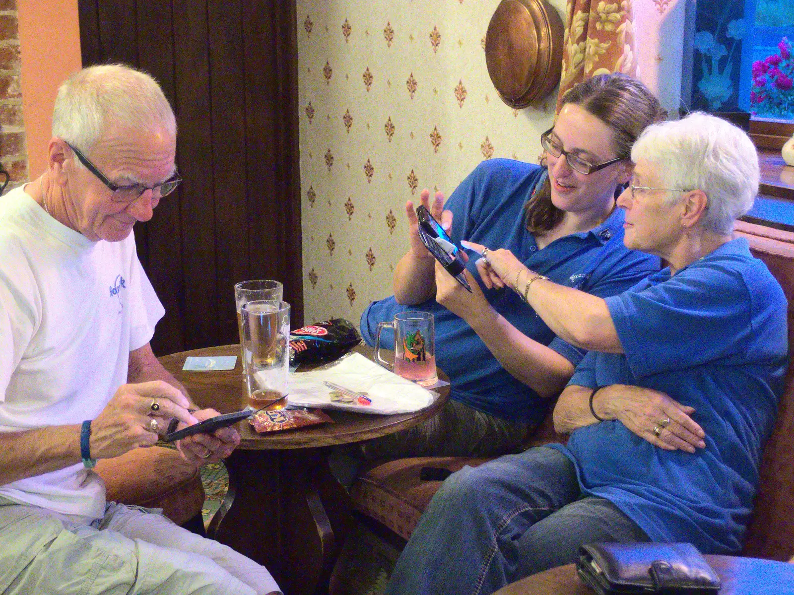 Suey and Spam look at photos on a phone, from The BSCC at the Jolly Porter, Station Road, Diss, Norfolk - 28th July 2016