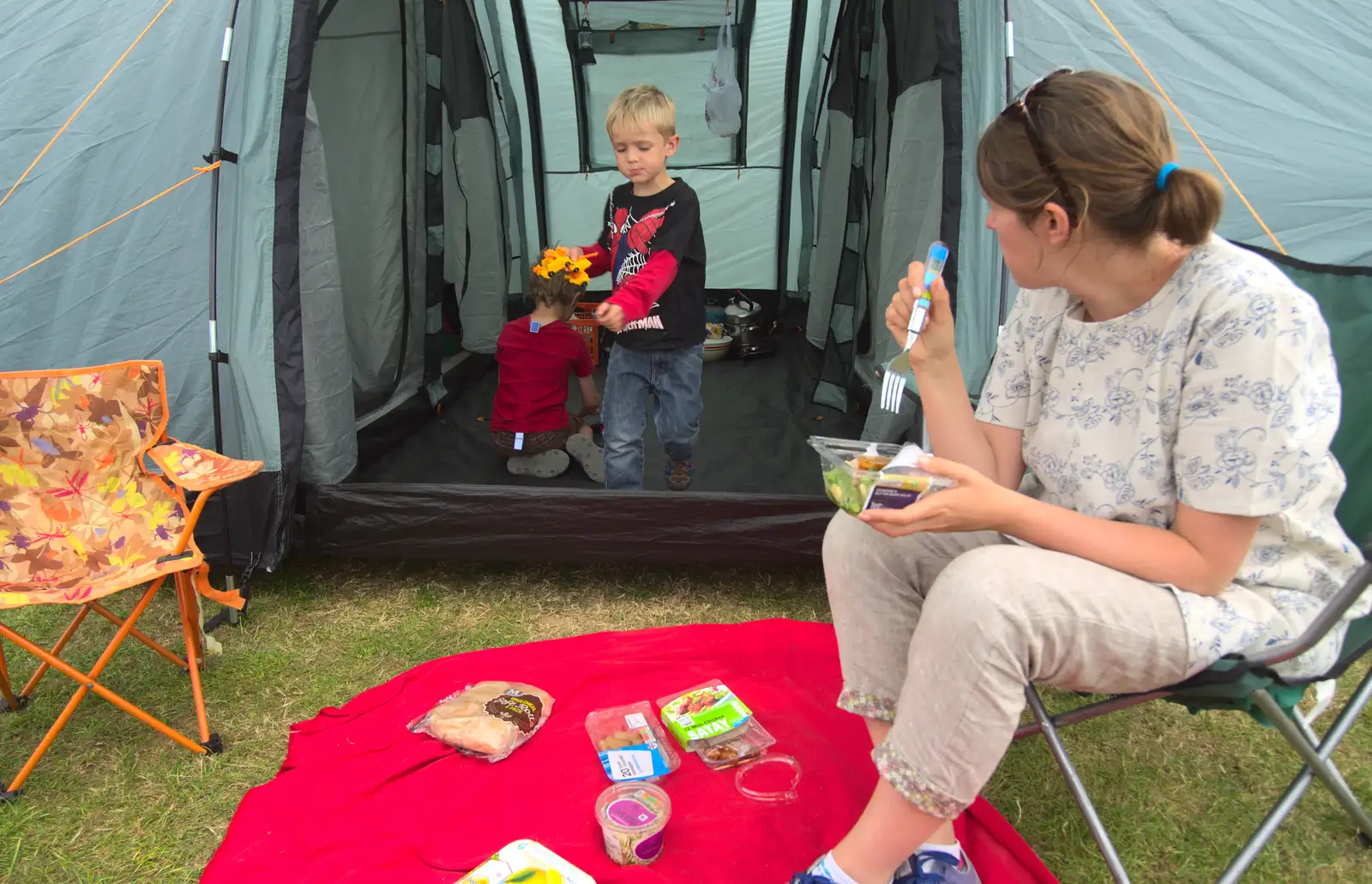 We eat a random tent picnic, from Camping With Sean, Ashburton, Devon - 8th August 2016