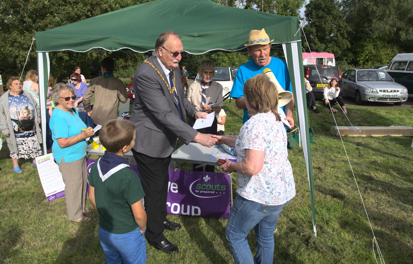 The mayor shakes the hand of a prize-winner from The Eye Scouts Duck Race, The Pennings, Eye, Suffolk - 24th September 2016