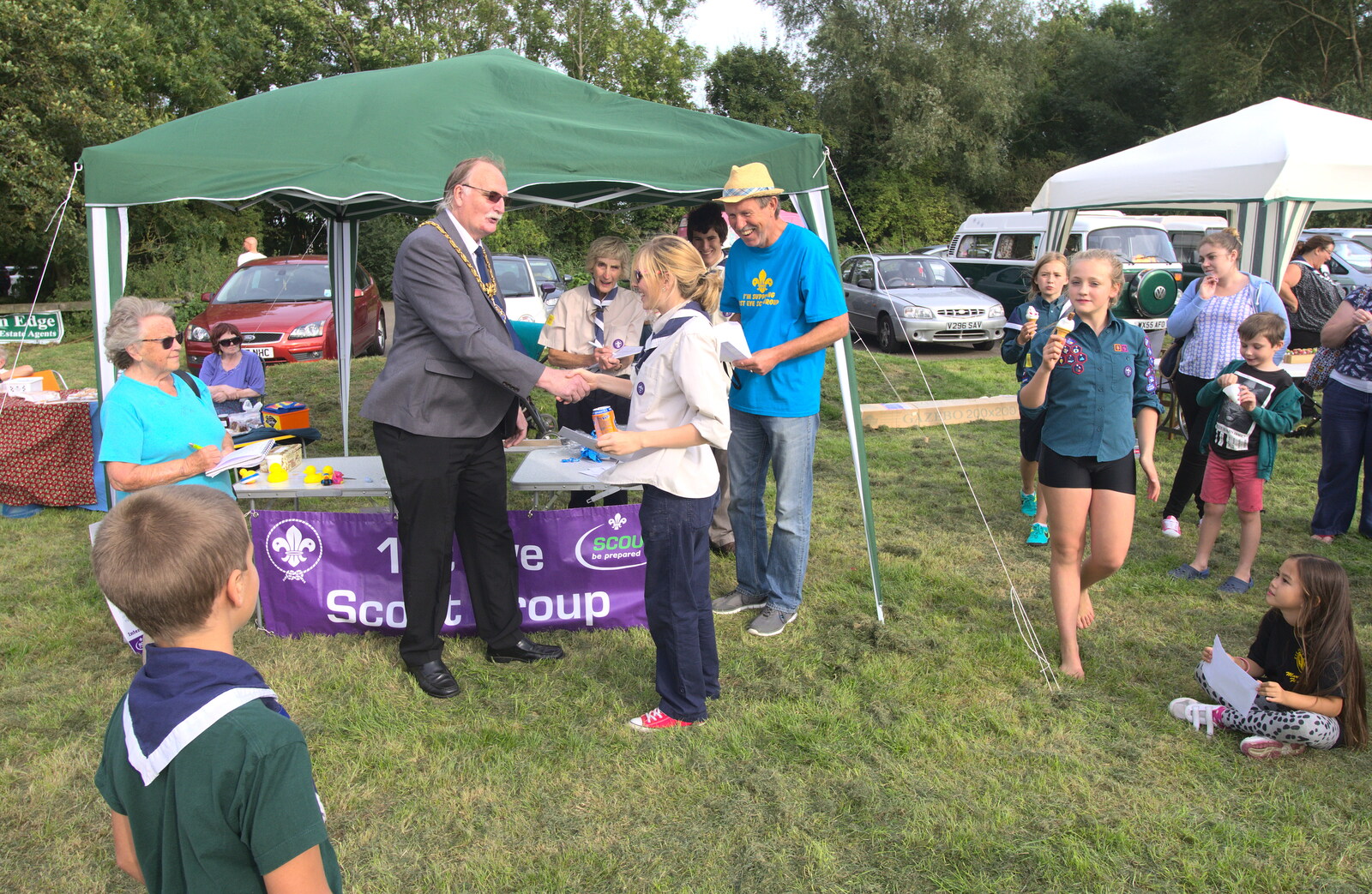 The mayor hands out prizes from The Eye Scouts Duck Race, The Pennings, Eye, Suffolk - 24th September 2016