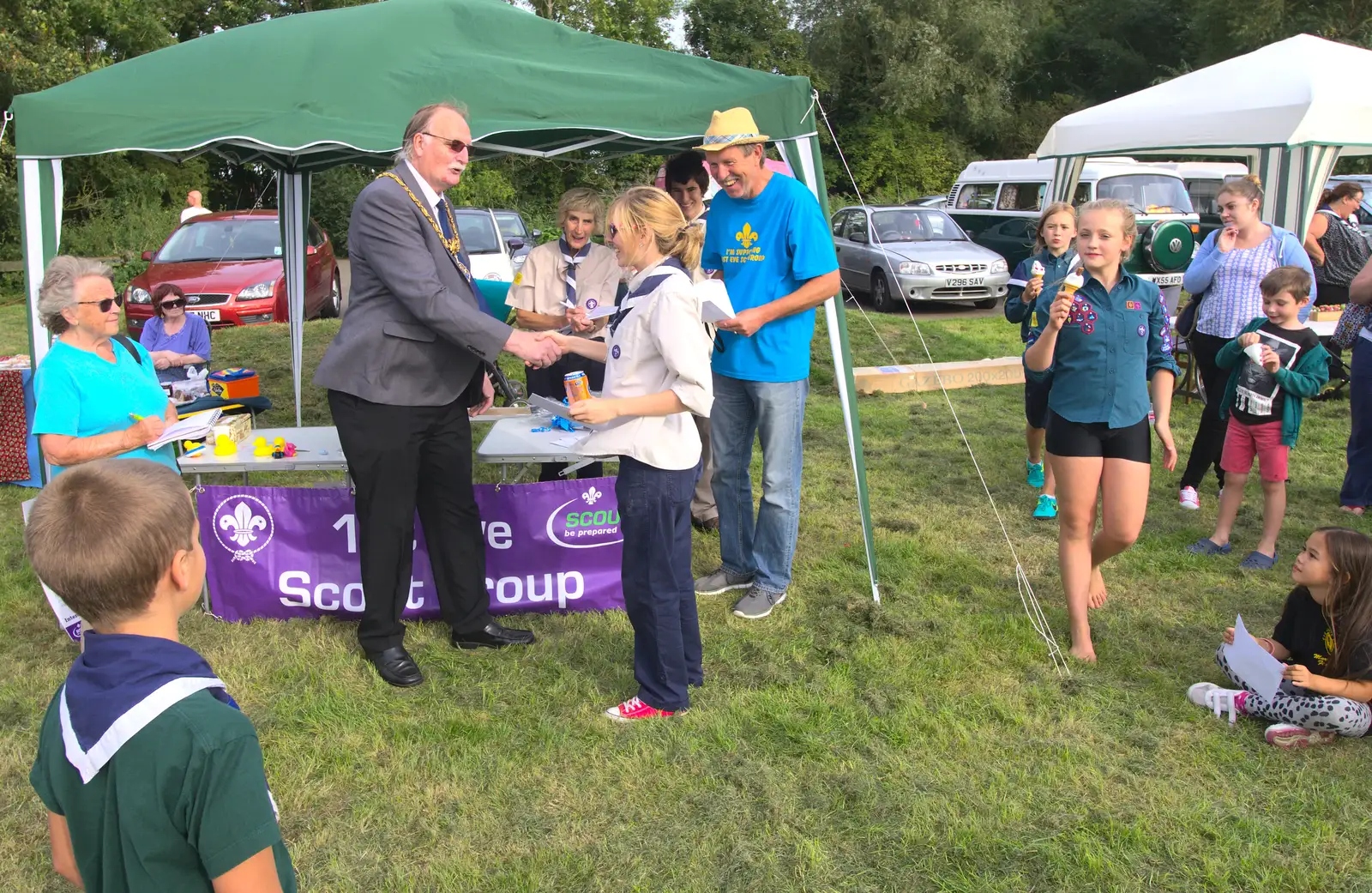 The mayor hands out prizes, from The Eye Scouts Duck Race, The Pennings, Eye, Suffolk - 24th September 2016