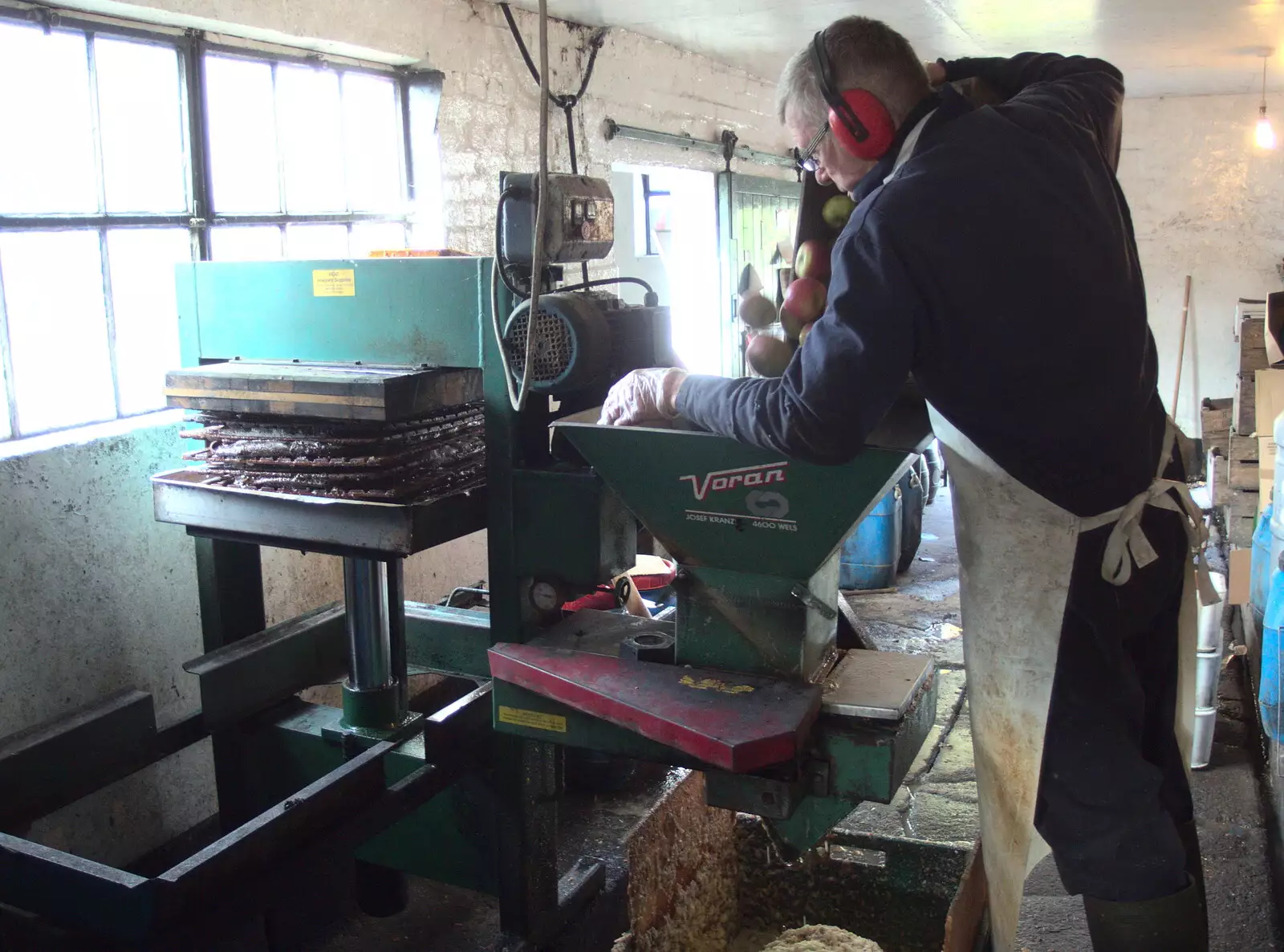 Trevor Greenwood loads some more apples, from Apples and Electromagnets, Norfolk and Suffolk - 6th November 2016