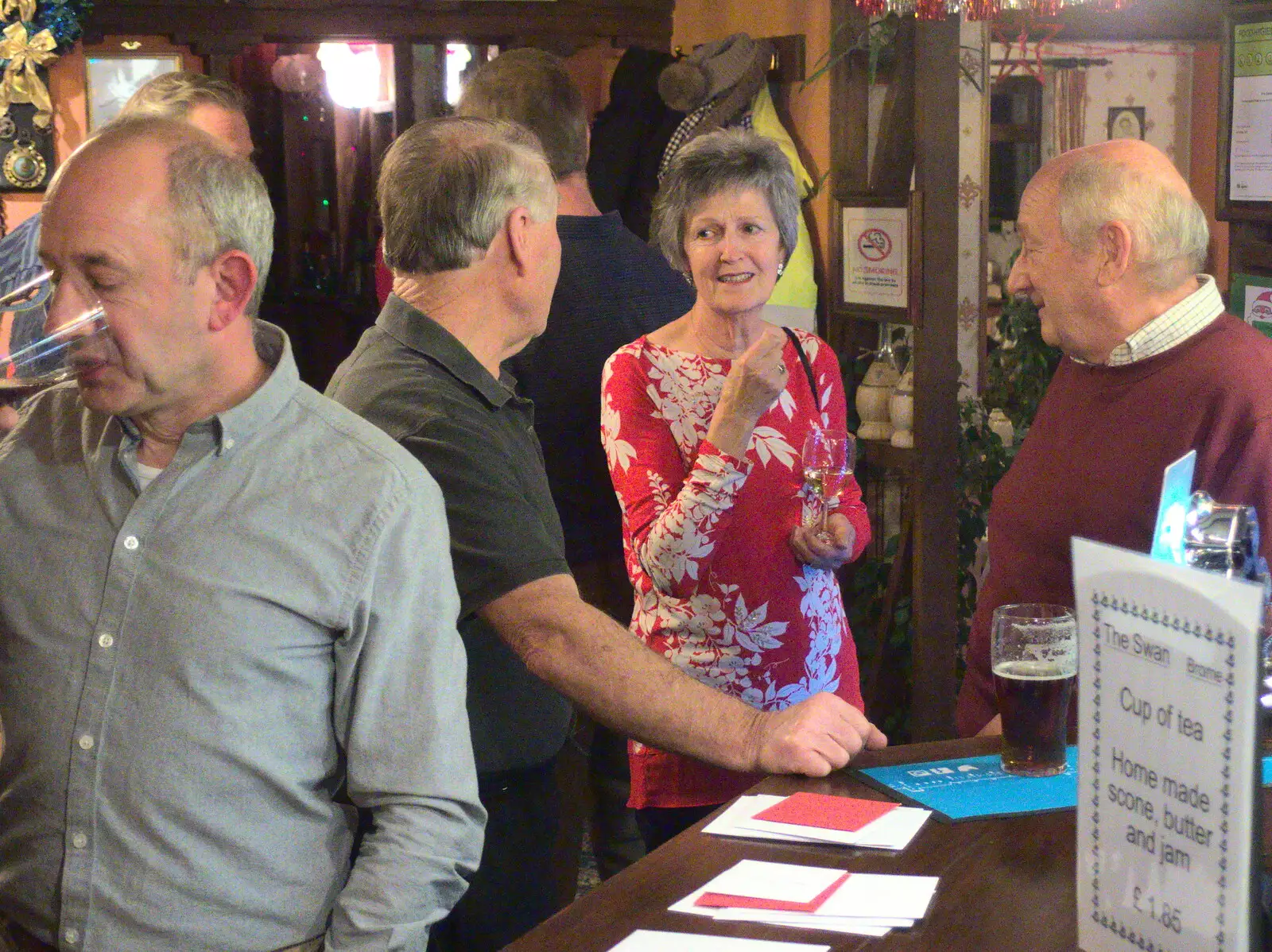 Bernie talks to Jill, from The BSCC Christmas Dinner at The Swan Inn, Brome, Suffolk - 3rd December 2016