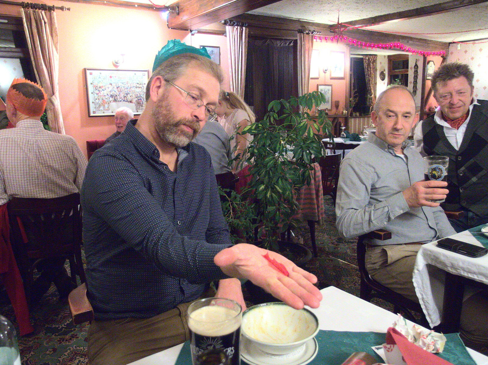 The BSCC Christmas Dinner at The Swann Inn, Brome, Suffolk - 3rd December 2016: Marc does the cracker 'fish' thing