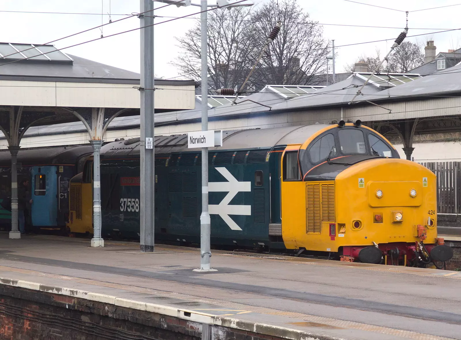 An ancient Class 37 - 37558 - at Norwich, from Norwich Station and the Light Tunnel, Norwich, Norfolk  - 21st December 2016