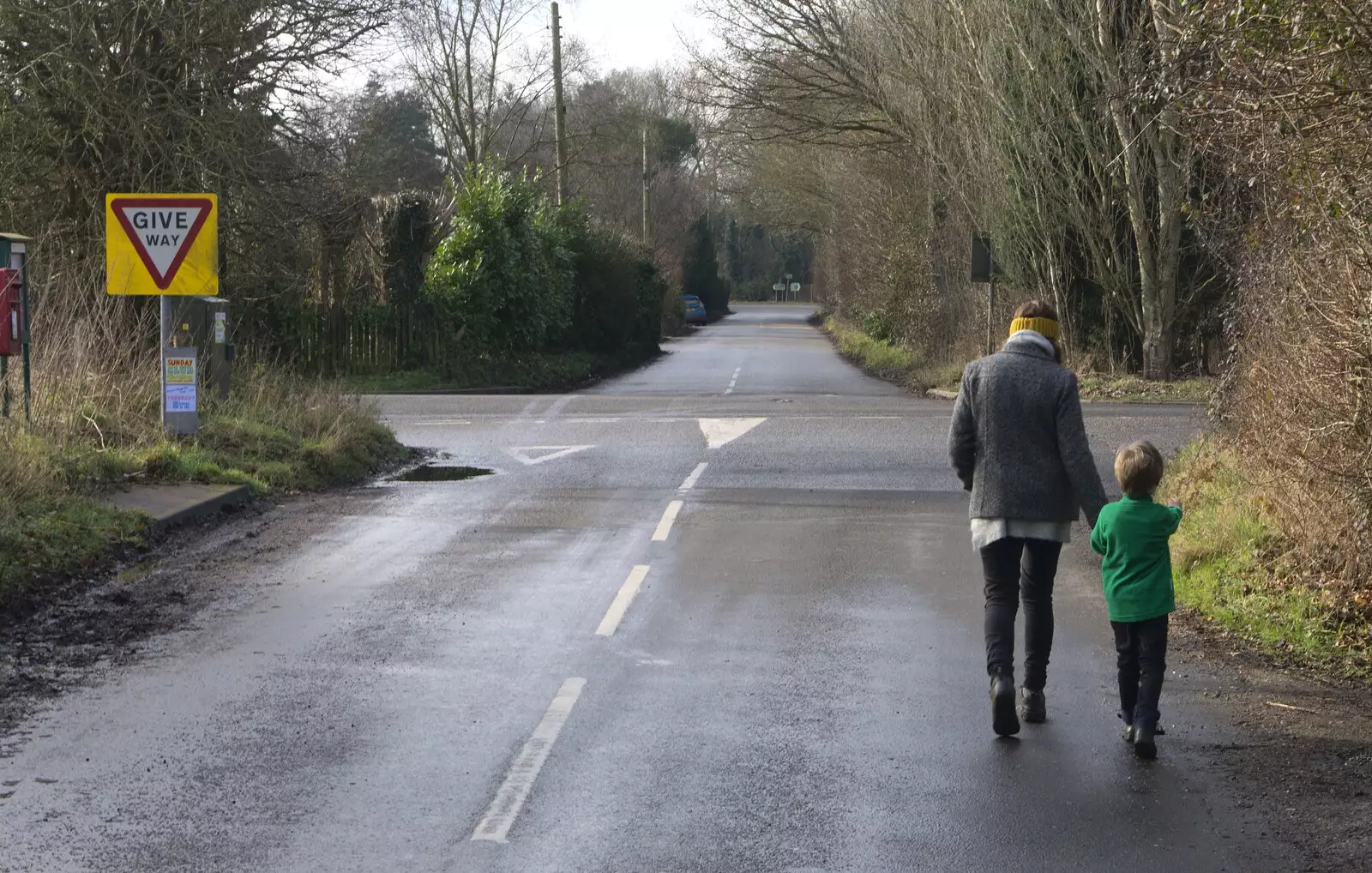 Walking up to the Brome Triangle, from A Winter's Walk, Thrandeston, Suffolk - 5th February 2017