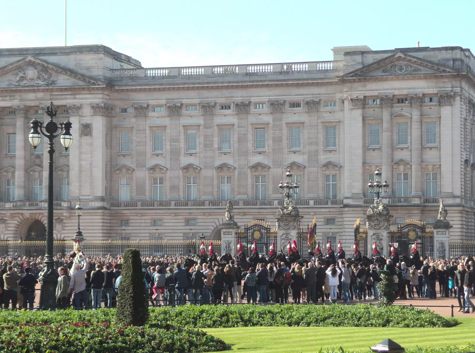 Large crowds gather for the changing of the guard, from Digger Action and other March Miscellany, Suffolk and London - 21st March 2017