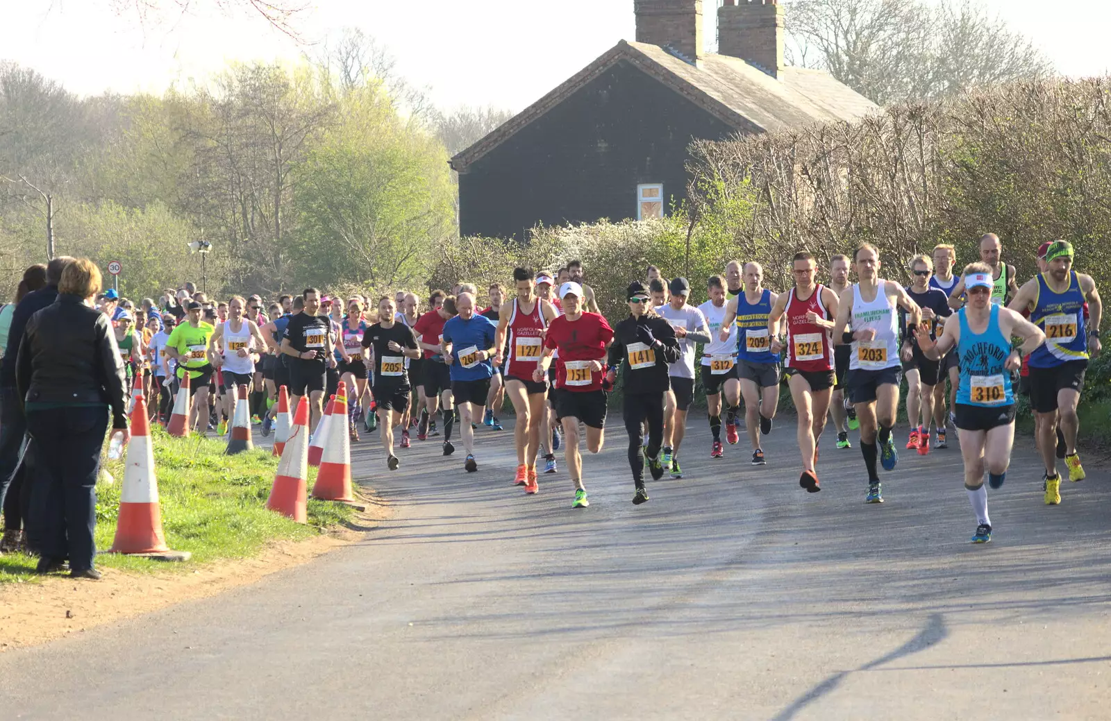 The Marathon runners set off, from The Black Dog Festival of Running, Bungay, Suffolk - 2nd April 2017