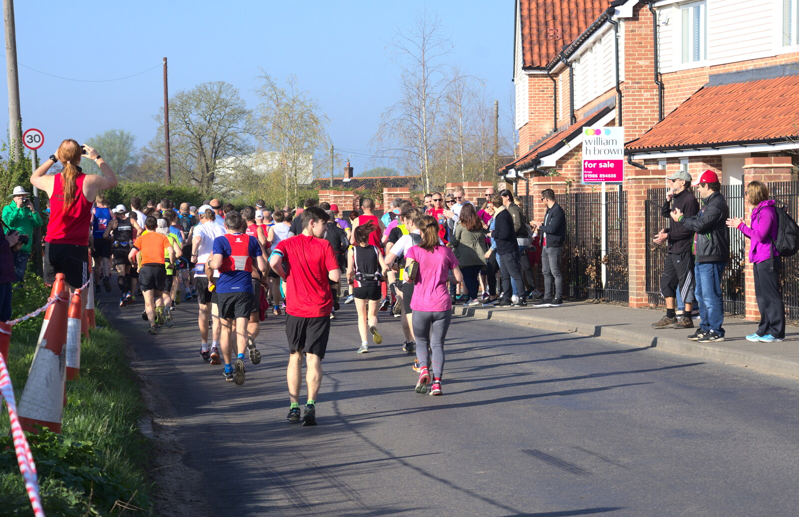 The marathon runners head off from The Black Dog Festival of Running, Bungay, Suffolk - 2nd April 2017