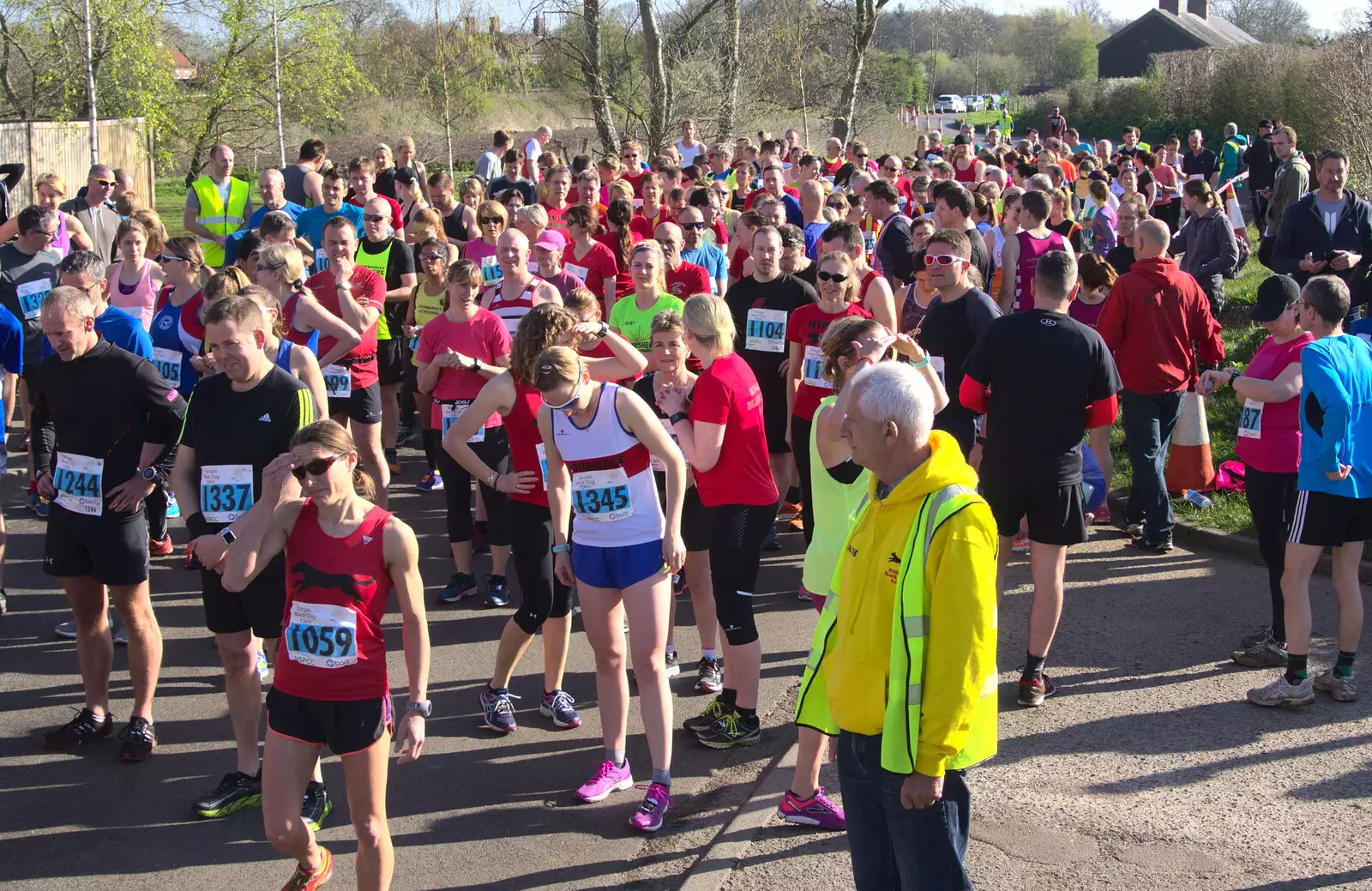 A load of 10k/6 mile runners assembles, from The Black Dog Festival of Running, Bungay, Suffolk - 2nd April 2017