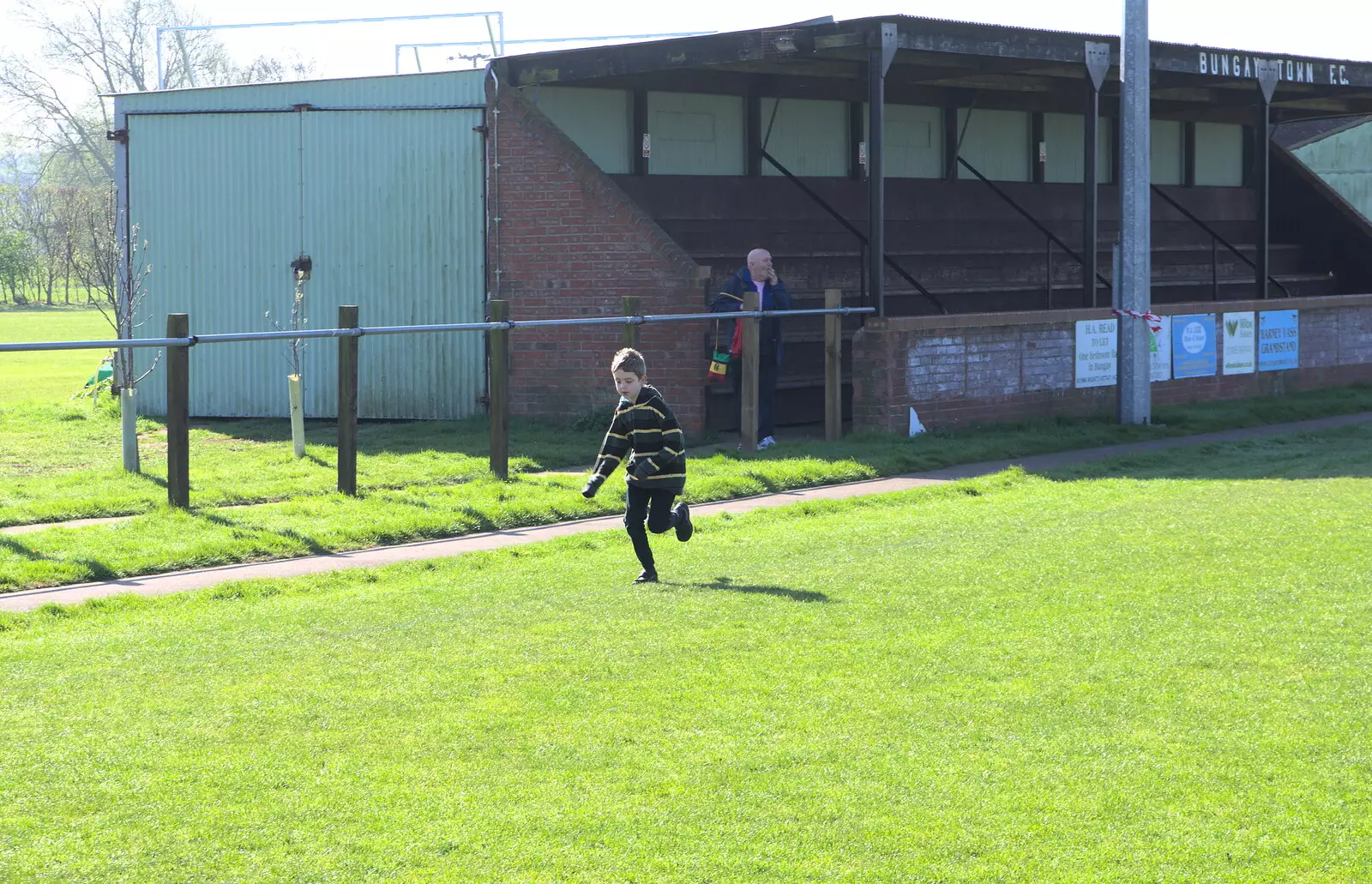 Fred runs around, from The Black Dog Festival of Running, Bungay, Suffolk - 2nd April 2017