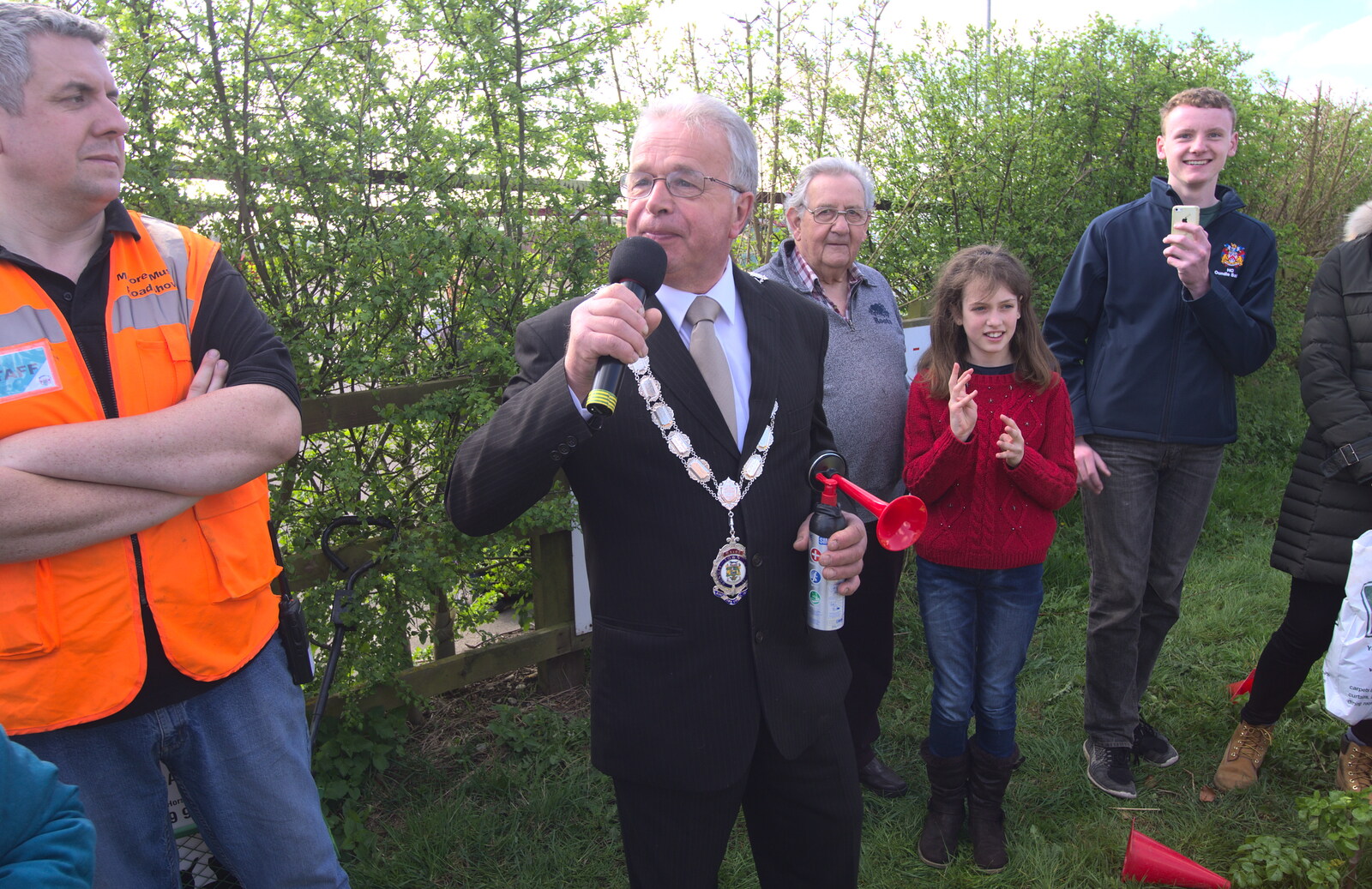 The Mayor of Bungay starts the half marathon from The Black Dog Festival of Running, Bungay, Suffolk - 2nd April 2017